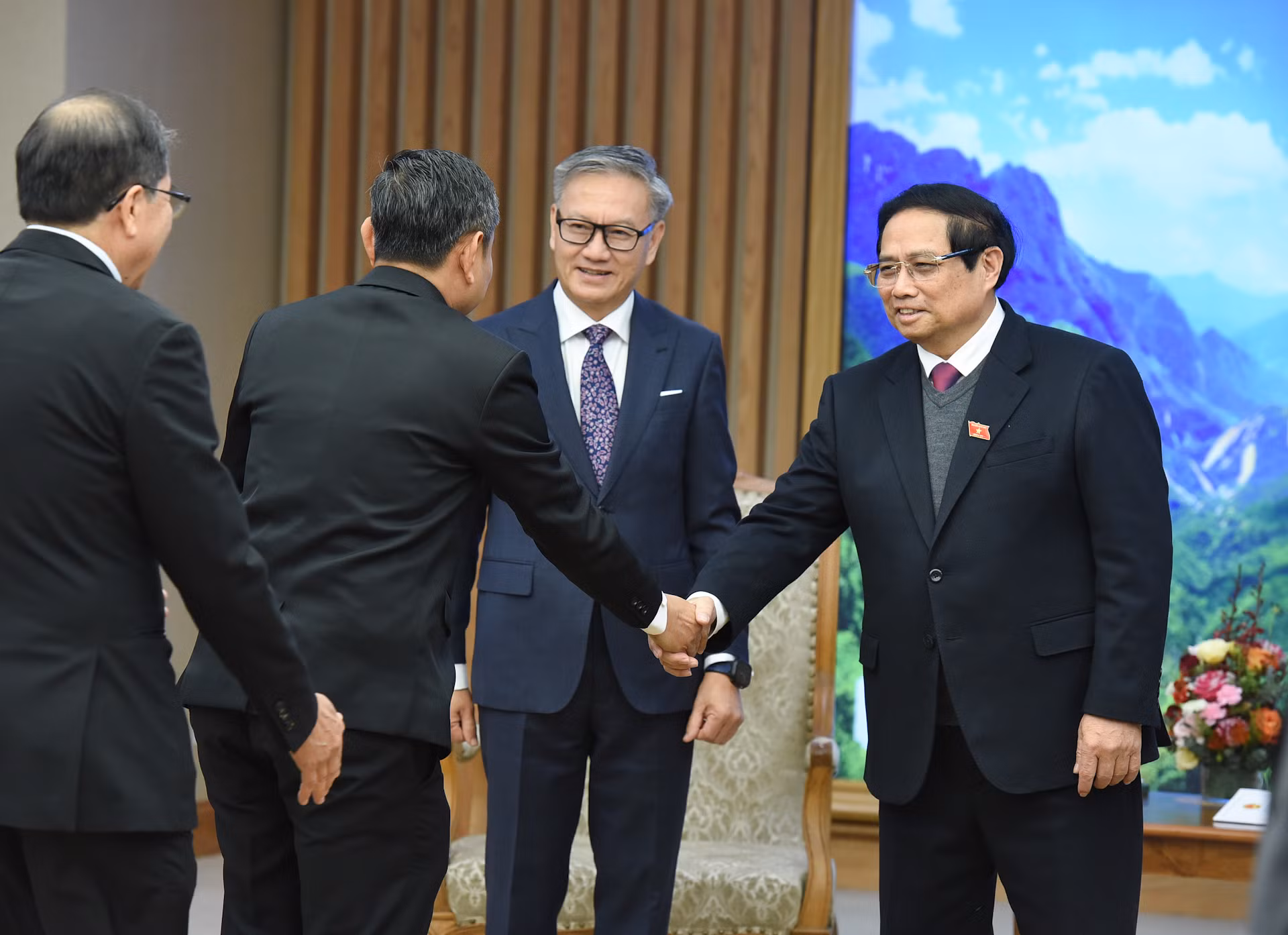 Thủ tướng Phạm Minh Chính với các thành viên đi cùng đoàn với Bộ trưởng Ngoại giao Lào Thongsavanh Phomvihane.