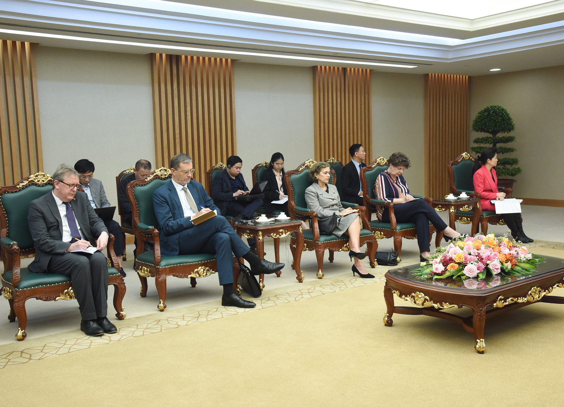 Các thành viên đi cùng Phó Chủ tịch điều hành quốc tế Tập đoàn Airbus Wouter Van Wersch tham dự buổi tiếp.