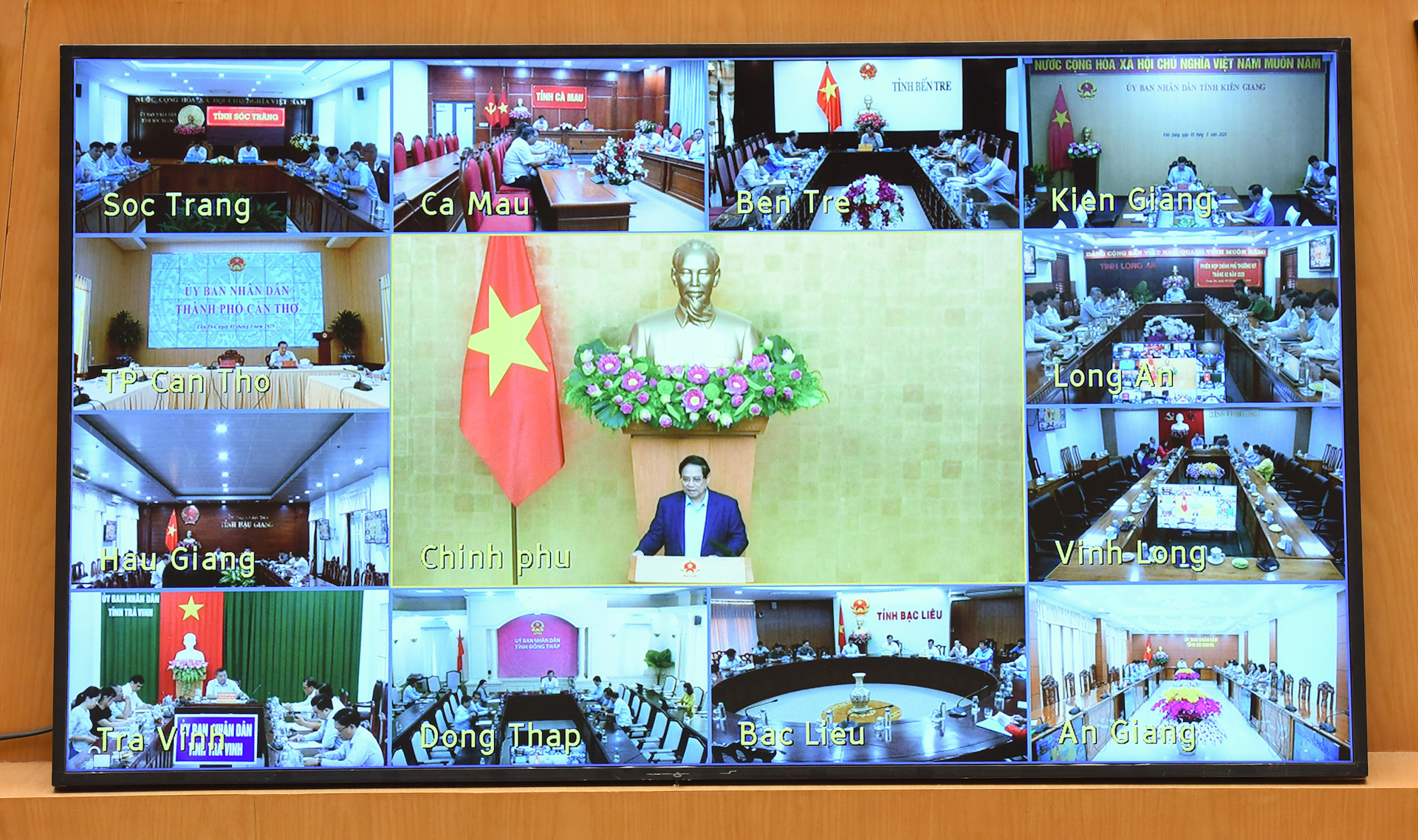 Phiên họp diễn ra dưới hình thức trực tiếp tại Văn phòng Chính phủ và trực tuyến với các địa phương. Phiên họp diễn ra dưới hình thức trực tiếp tại Văn phòng Chính phủ và trực tuyến với các địa phương.