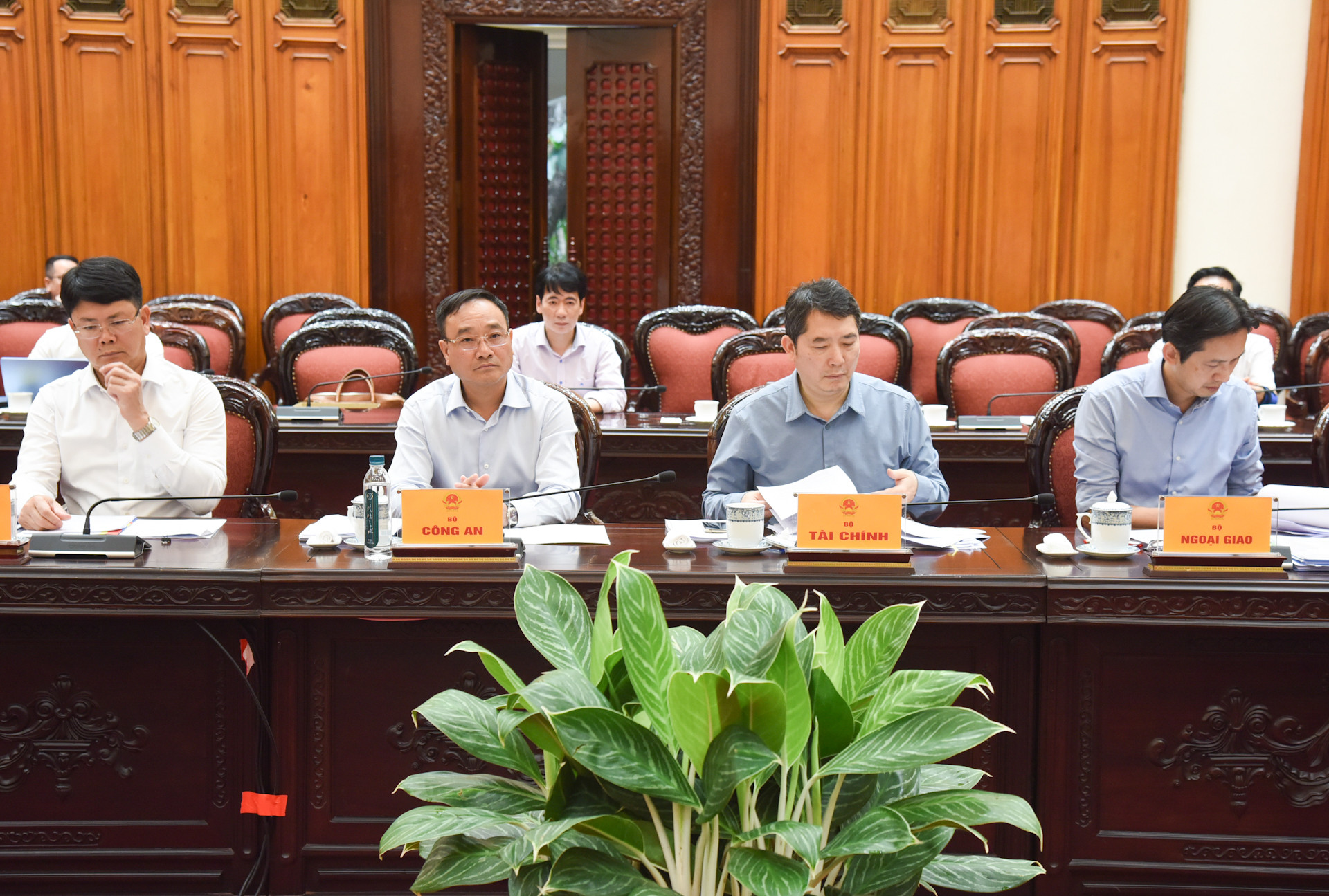 Đại diện lãnh đạo các bộ, ban, ngành tham dự phiên họp.