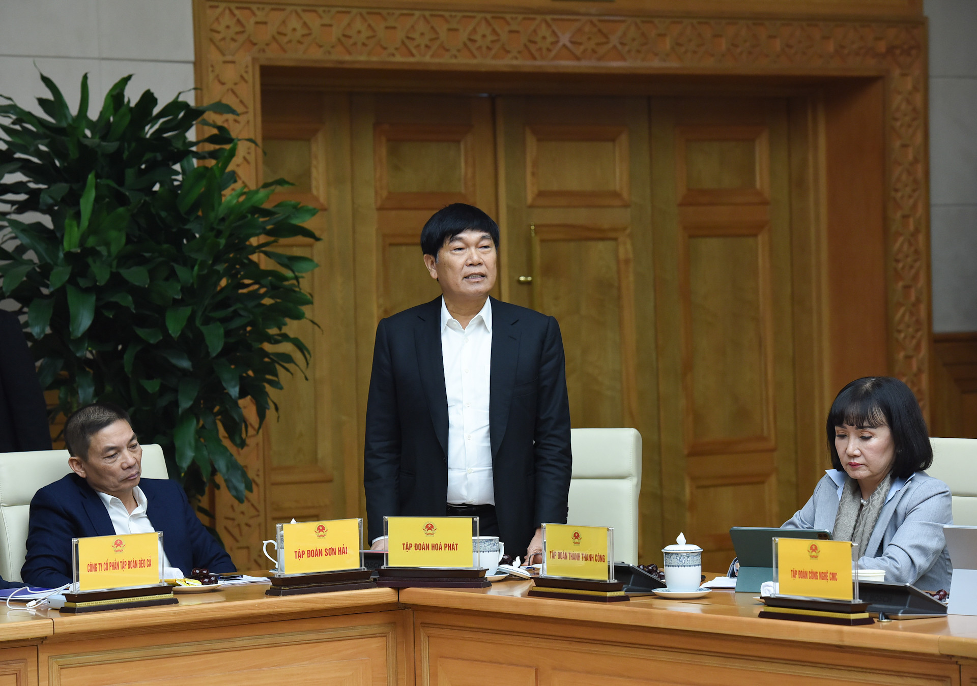 Ông Trần Đình Long, Chủ tịch Hội đồng quản trị Công ty cổ phần Tập đoàn Hòa Phát cam kết: "Hòa Phát xin hứa bảo đảm cung cấp thép chế tạo cho Tổng Công ty đường sắt để làm dự án".