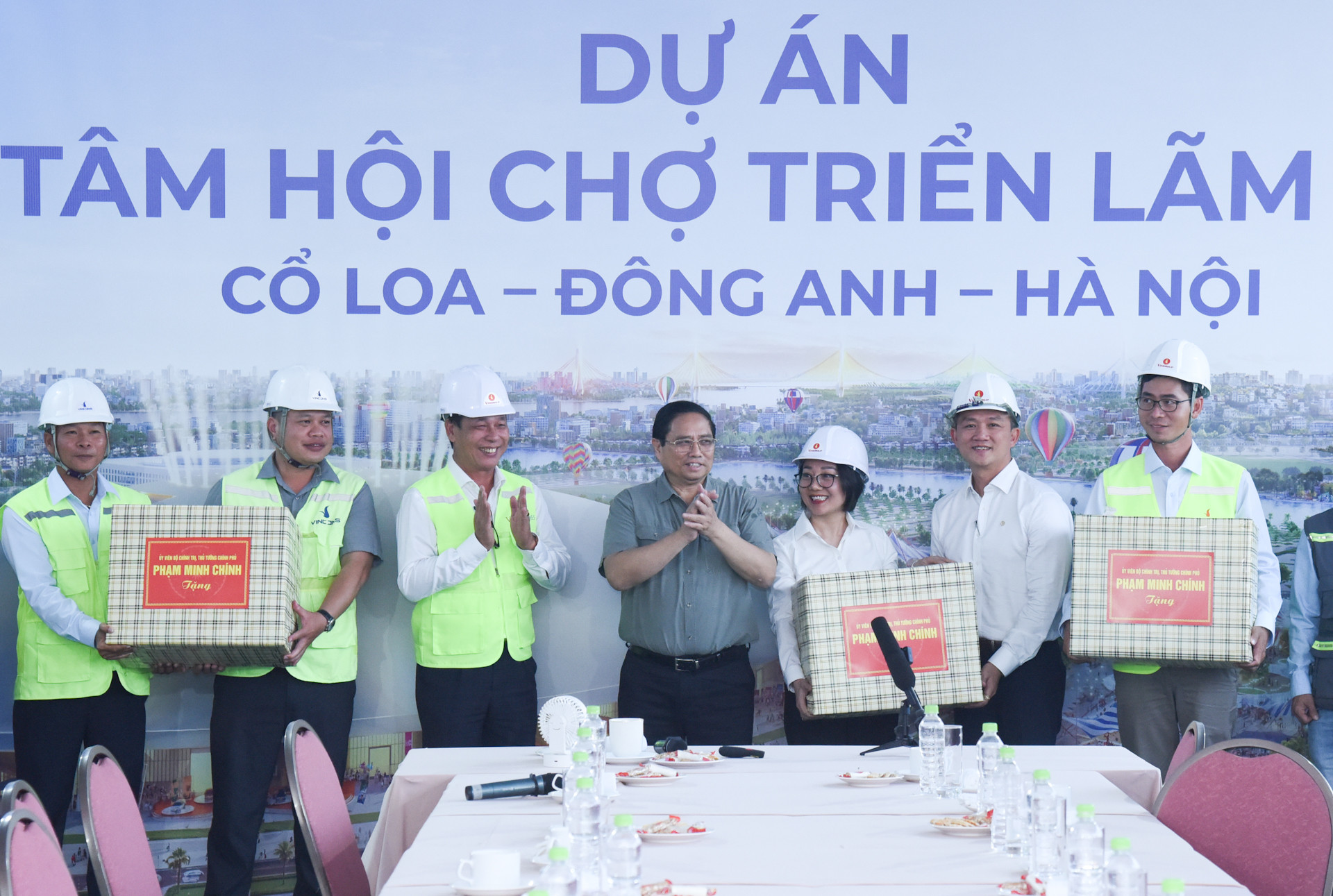 Thủ tướng Phạm Minh Chính tặng quà động viên các đơn vị thi công dự án Trung tâm Hội chợ Triển lãm quốc gia.
