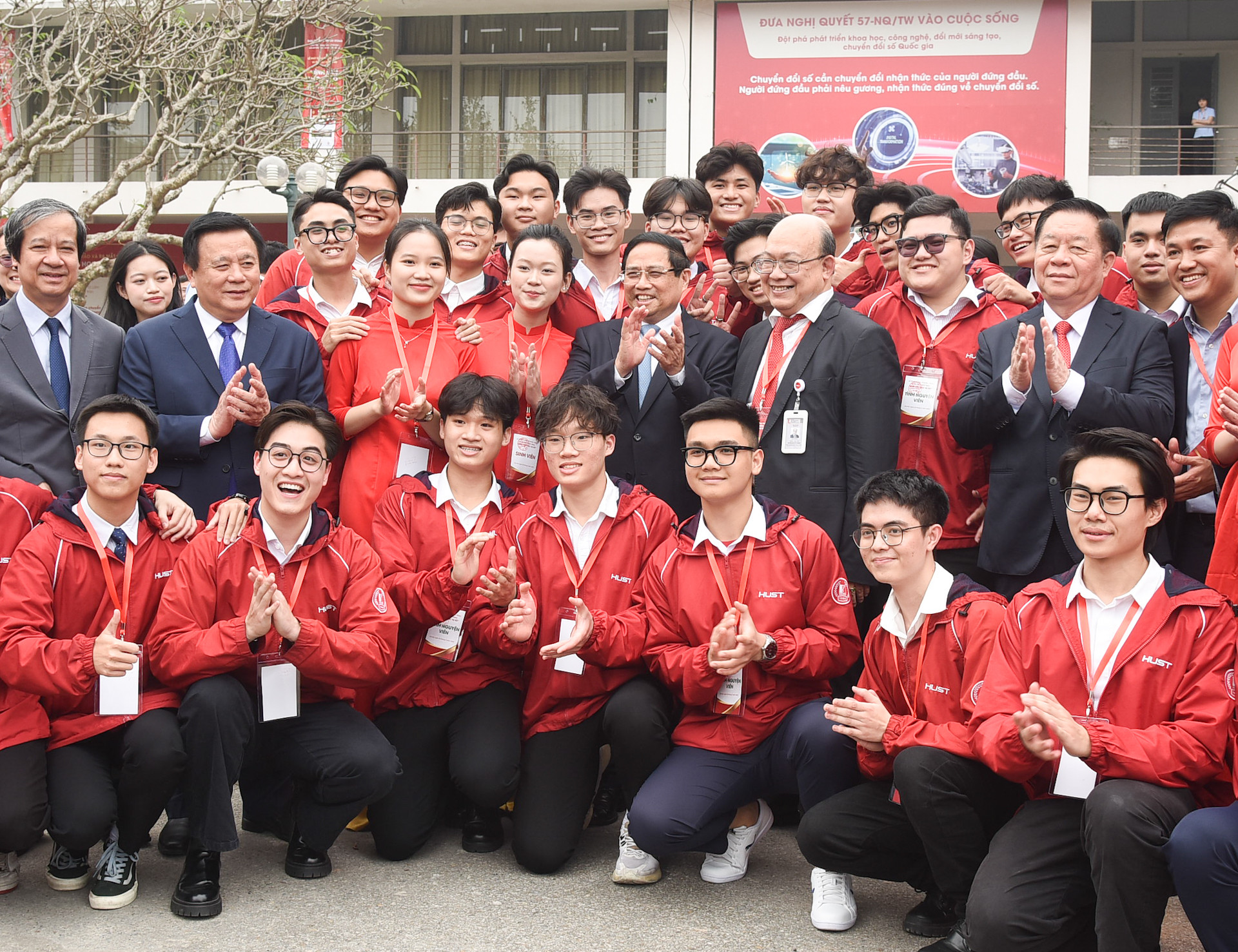 Thủ tướng Phạm Minh Chính với các đại biểu và sinh viên tham dự Lễ phát động Phong trào “Bình dân học vụ số”.