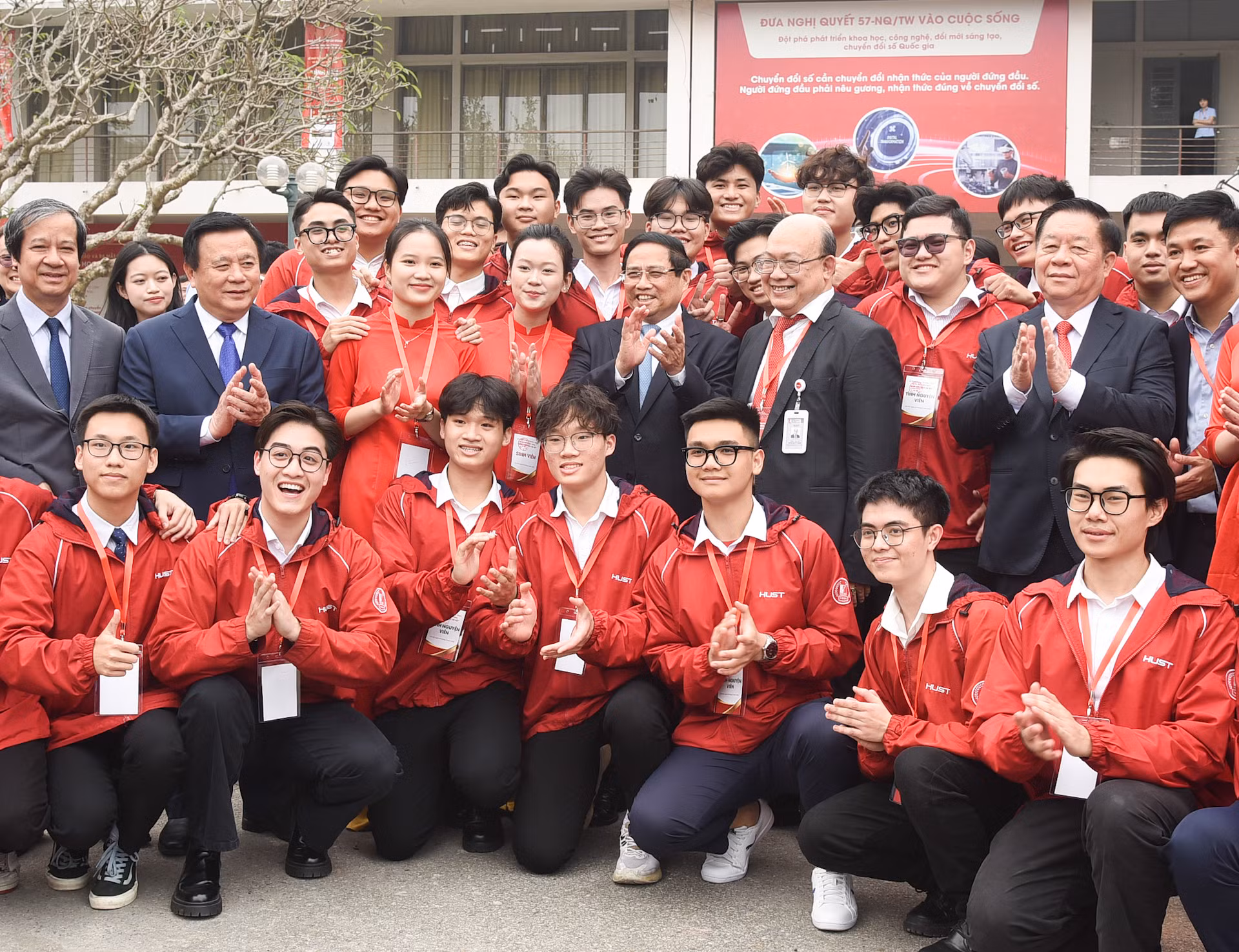 Thủ tướng Phạm Minh Chính với các đại biểu và sinh viên tham dự Lễ phát động Phong trào “Bình dân học vụ số”.