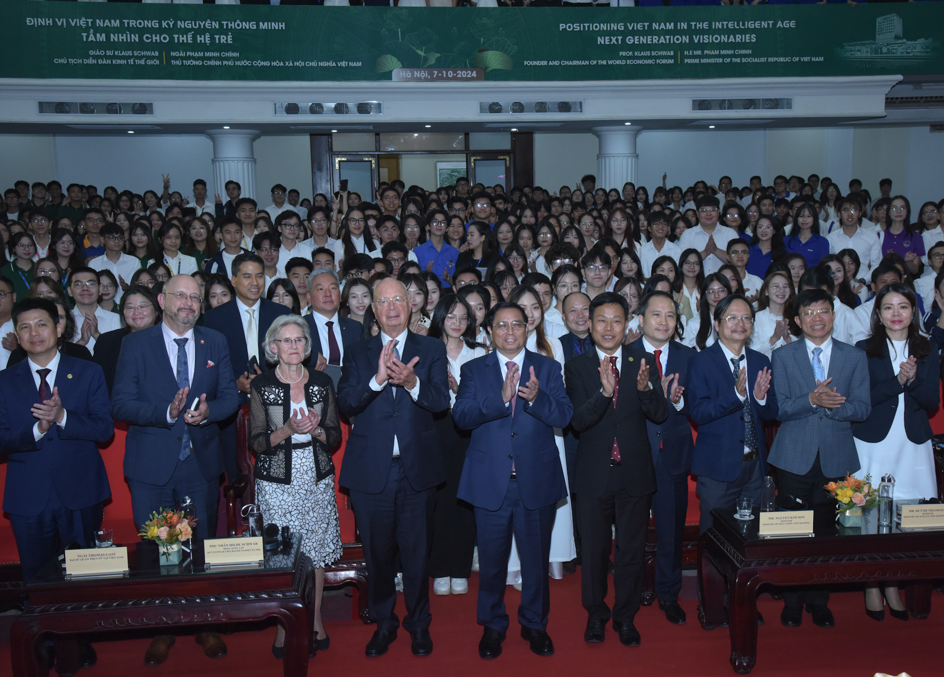 Thủ tướng Phạm Minh Chính và Giáo sư Klaus Schwab cùng thầy cô, sinh viên các trường đại học.