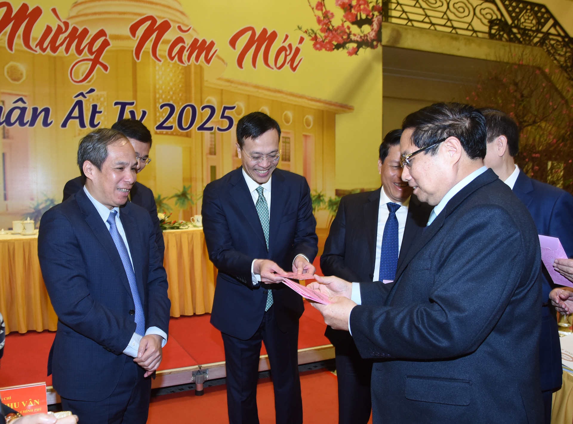 Thủ tướng Phạm Minh Chính trao lì xì, tặng cán bộ nhân viên ngành ngân hàng. Thủ tướng Phạm Minh Chính trao lì xì, tặng cán bộ nhân viên ngành ngân hàng.