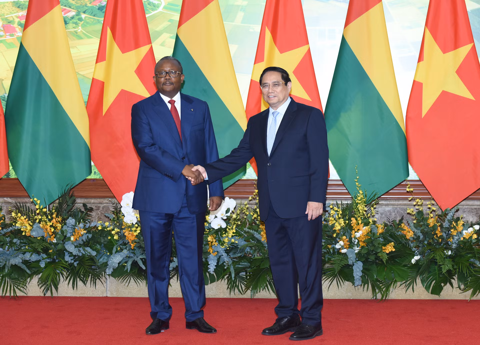 Thủ tướng Phạm Minh Chính và Tổng thống Cộng hòa Guinea-Bissau Umaro Sissoco Embaló.