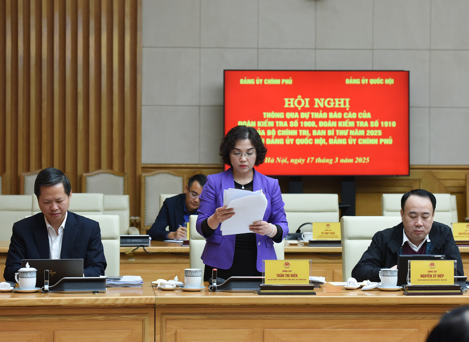 Phó Chủ nhiệm Ủy ban Kiểm tra Trung ương, Phó Trưởng đoàn Kiểm tra số 1908 Trần Thị Hiền trình bày dự thảo Báo cáo kết quả kiểm tra đối với Đảng ủy Quốc hội. Phó Chủ nhiệm Ủy ban Kiểm tra Trung ương, Phó Trưởng đoàn Kiểm tra số 1908 Trần Thị Hiền trình bày dự thảo Báo cáo kết quả kiểm tra đối với Đảng ủy Quốc hội.