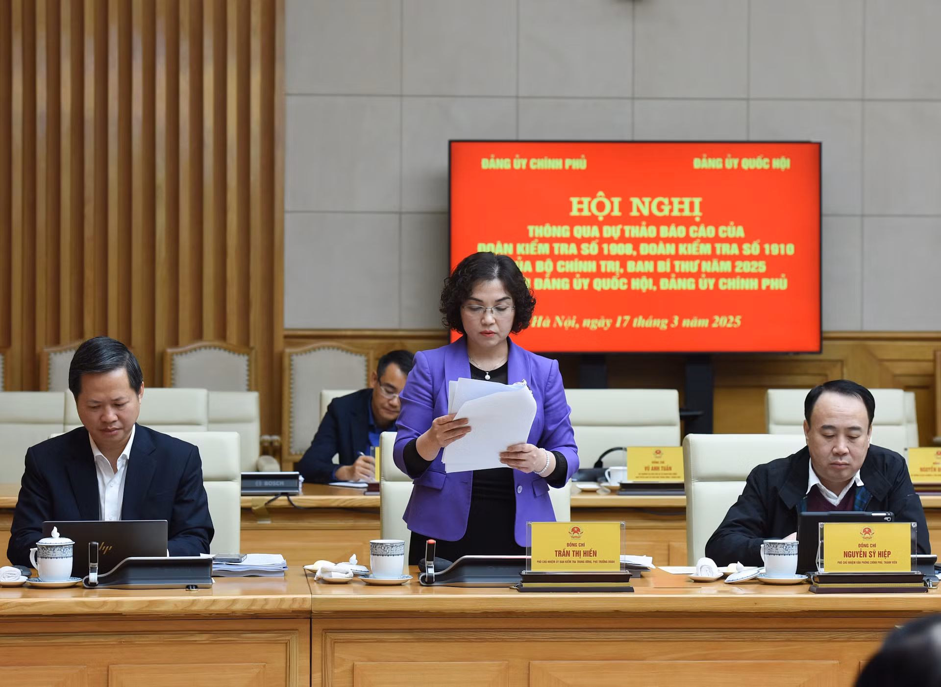 Phó Chủ nhiệm Ủy ban Kiểm tra Trung ương, Phó Trưởng đoàn Kiểm tra số 1908 Trần Thị Hiền trình bày dự thảo Báo cáo kết quả kiểm tra đối với Đảng ủy Quốc hội.