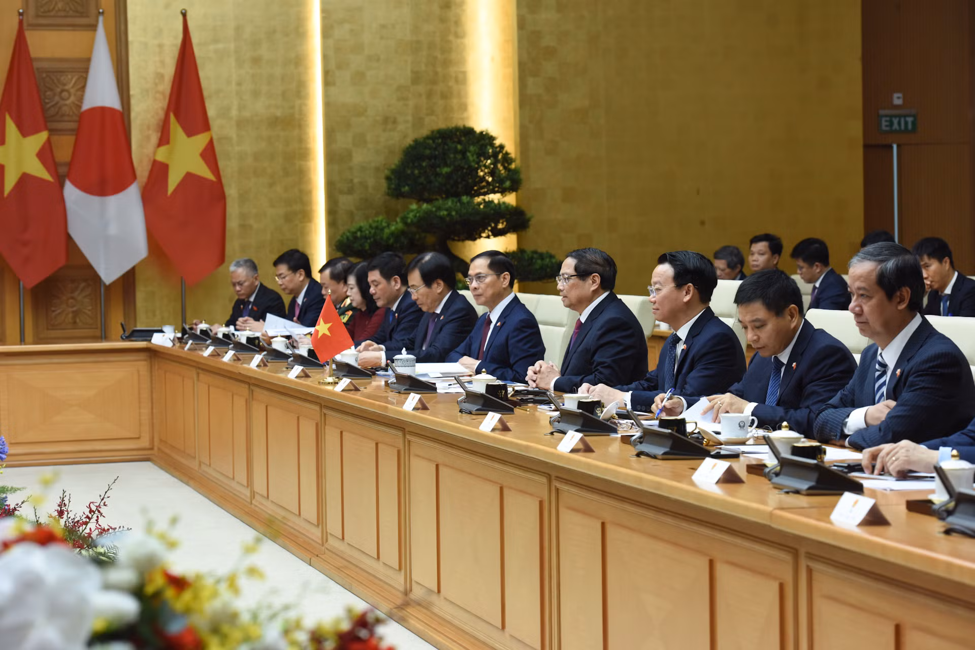 Thủ tướng Phạm Minh Chính và các thành viên Chính phủ Việt Nam hội đàm với Thủ tướng Nhật Bản Ishiba Shigeru.