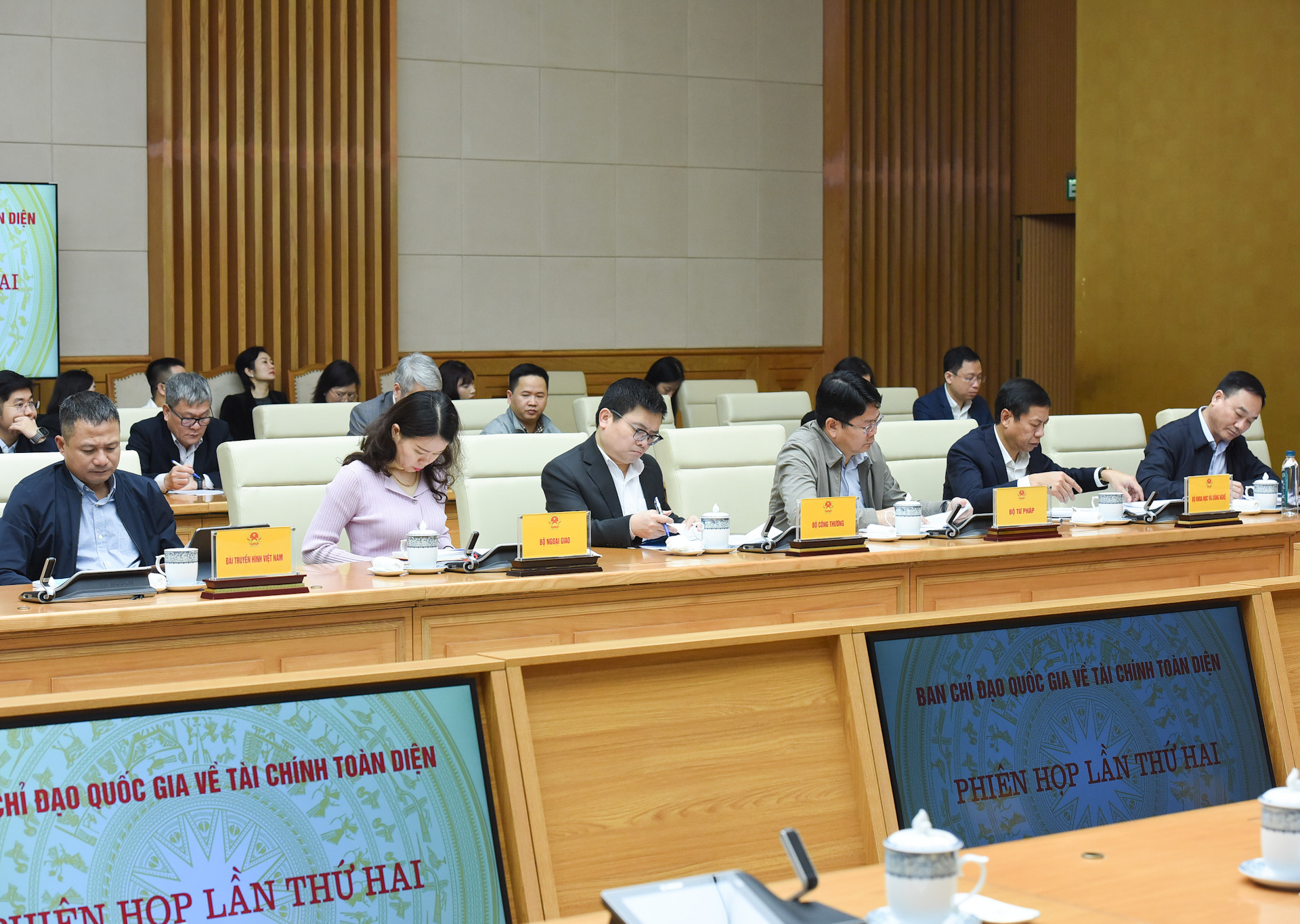 Đại diện lãnh đạo các bộ, ban, ngành tham dự phiên họp. Đại diện lãnh đạo các bộ, ban, ngành tham dự phiên họp.