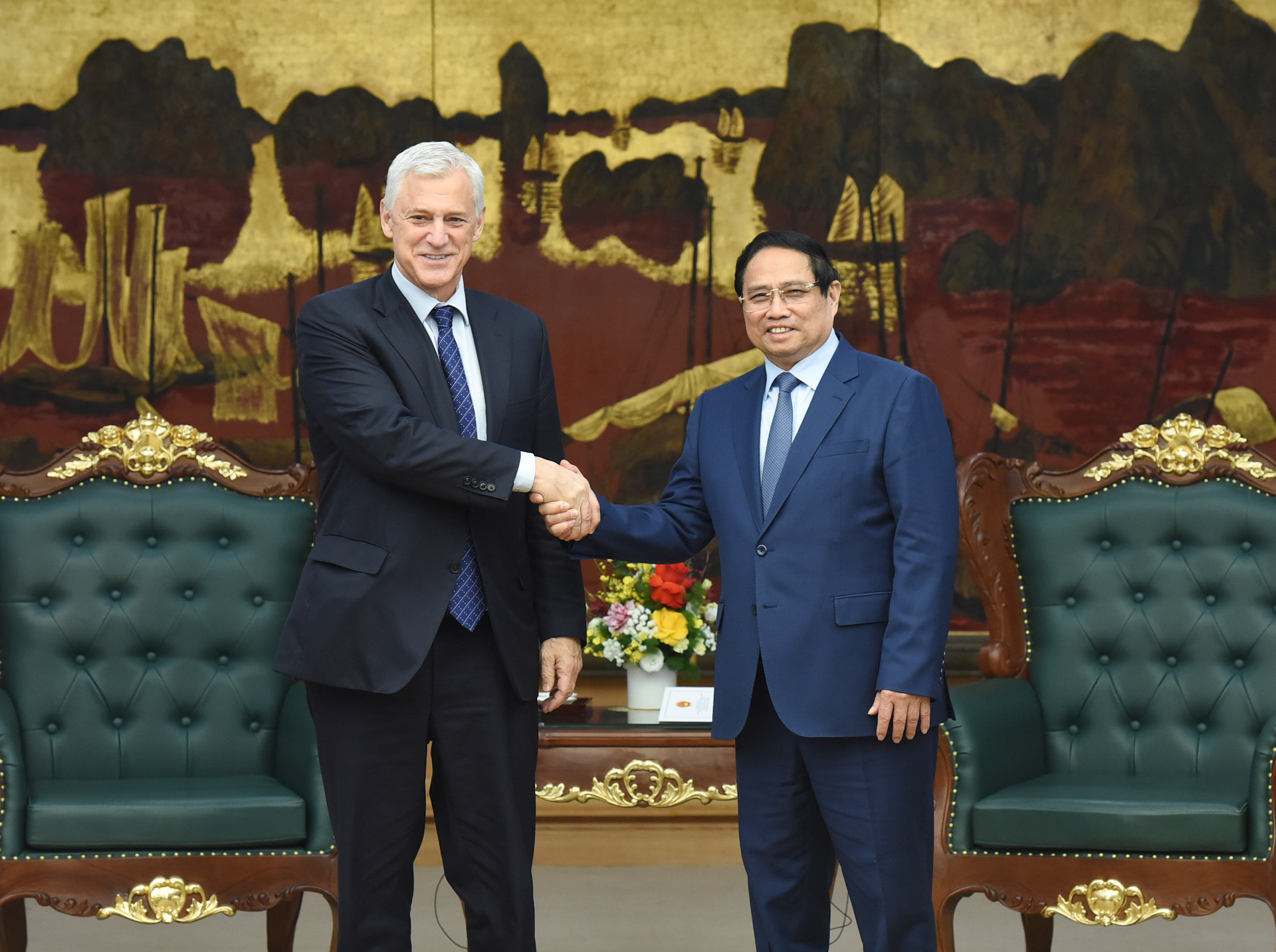 Thủ tướng Phạm Minh Chính và ông Bill Winters, Tổng Giám đốc Tập đoàn Standard Chartered.