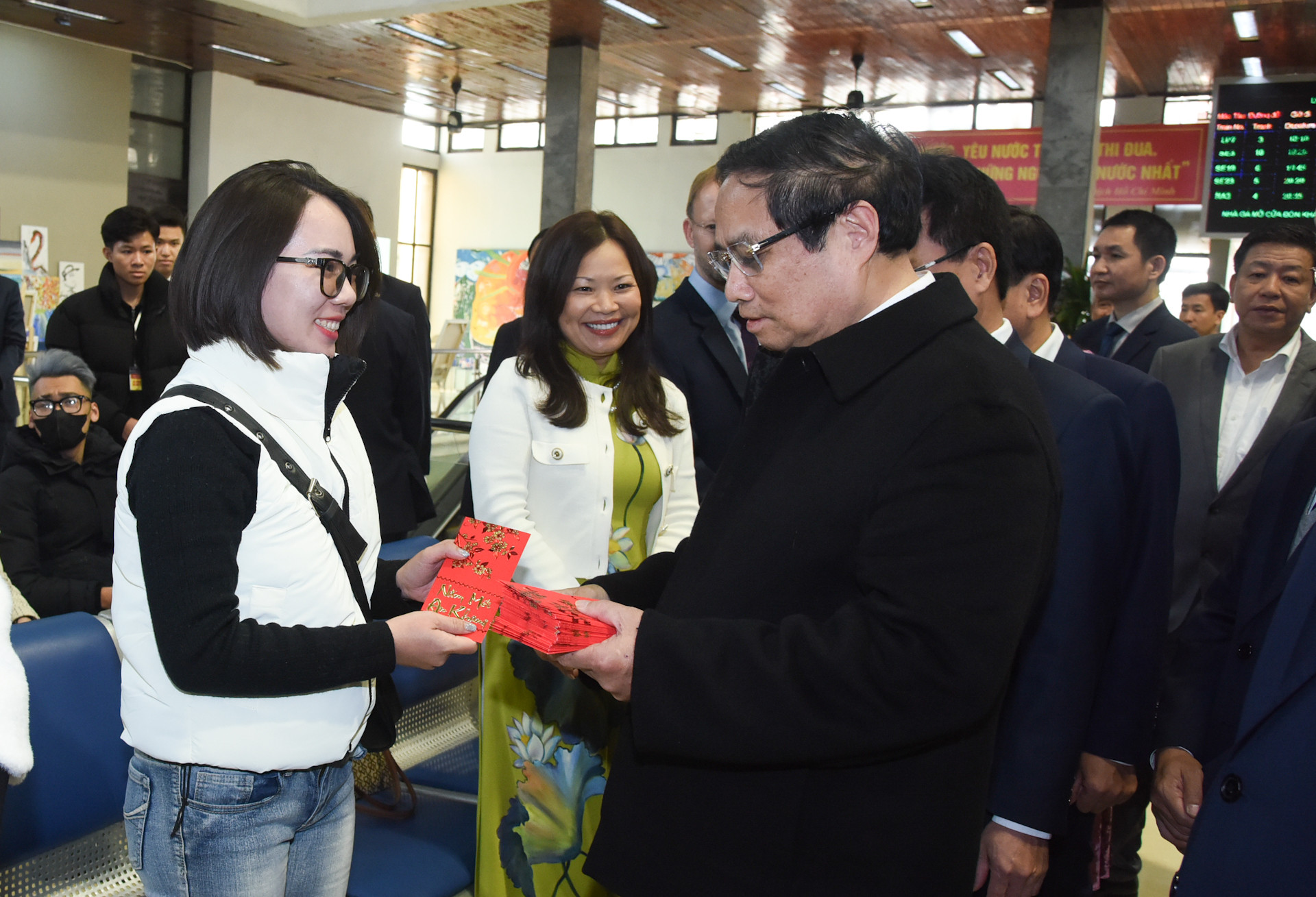 Thủ tướng Phạm Minh Chính chúc Tết, trao lì xì tặng hành khách tại ga tàu Hà Nội.