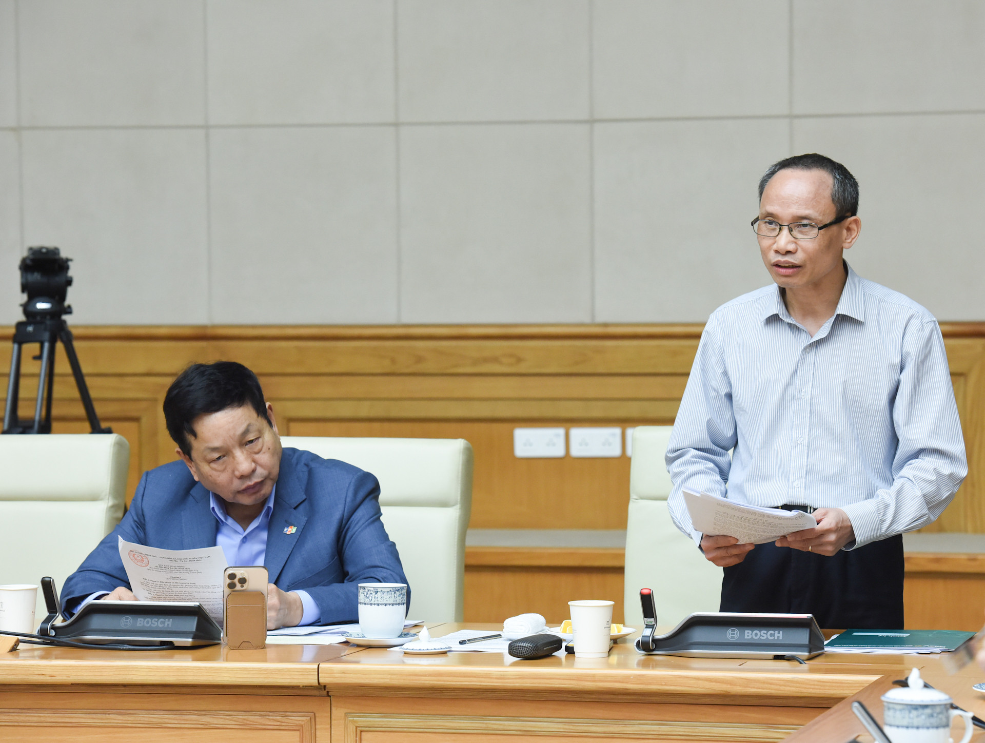 Tiến sĩ Cấn Văn Lực chuyên gia kinh tế phát biểu.