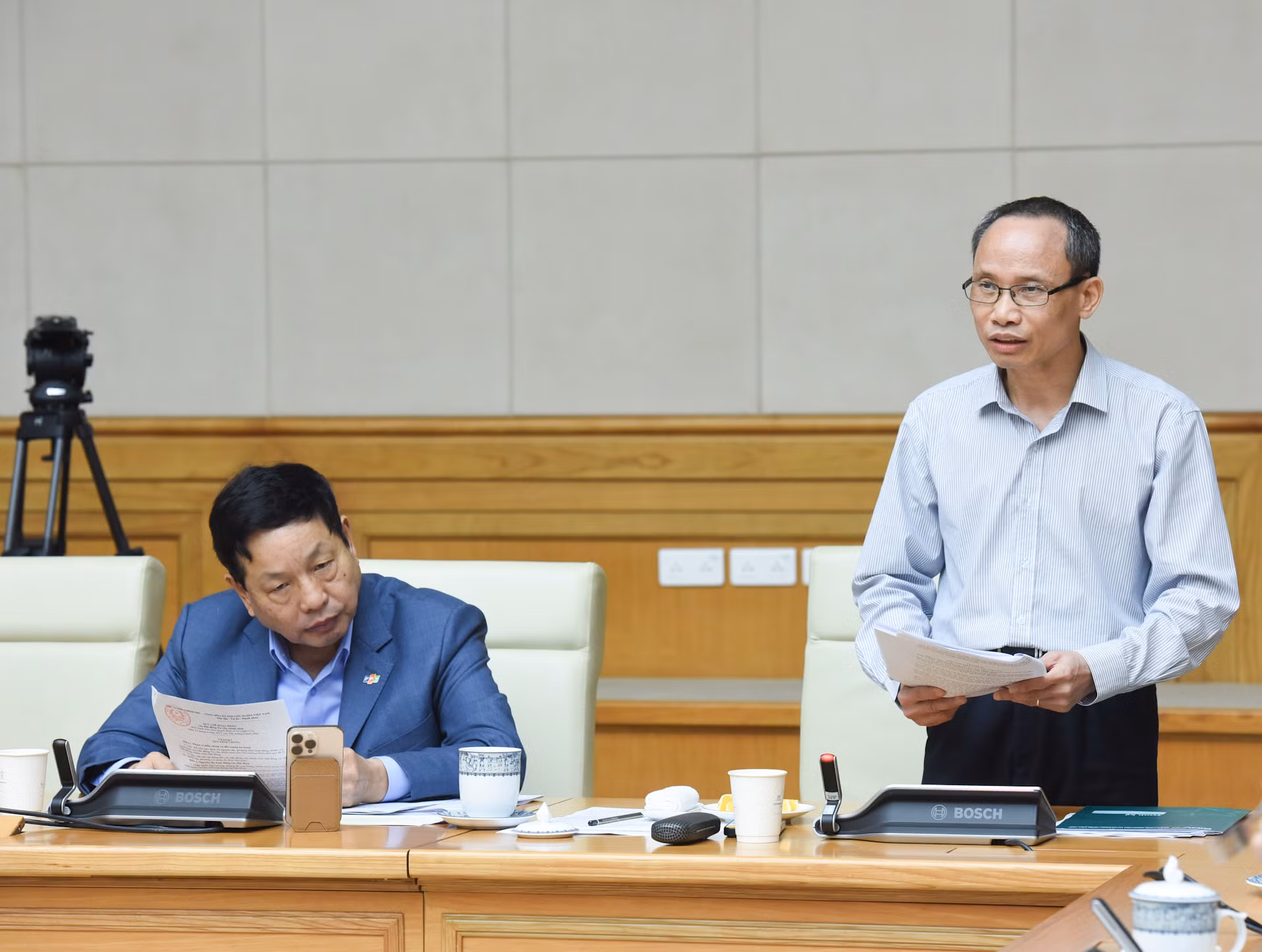 Tiến sĩ Cấn Văn Lực chuyên gia kinh tế phát biểu.