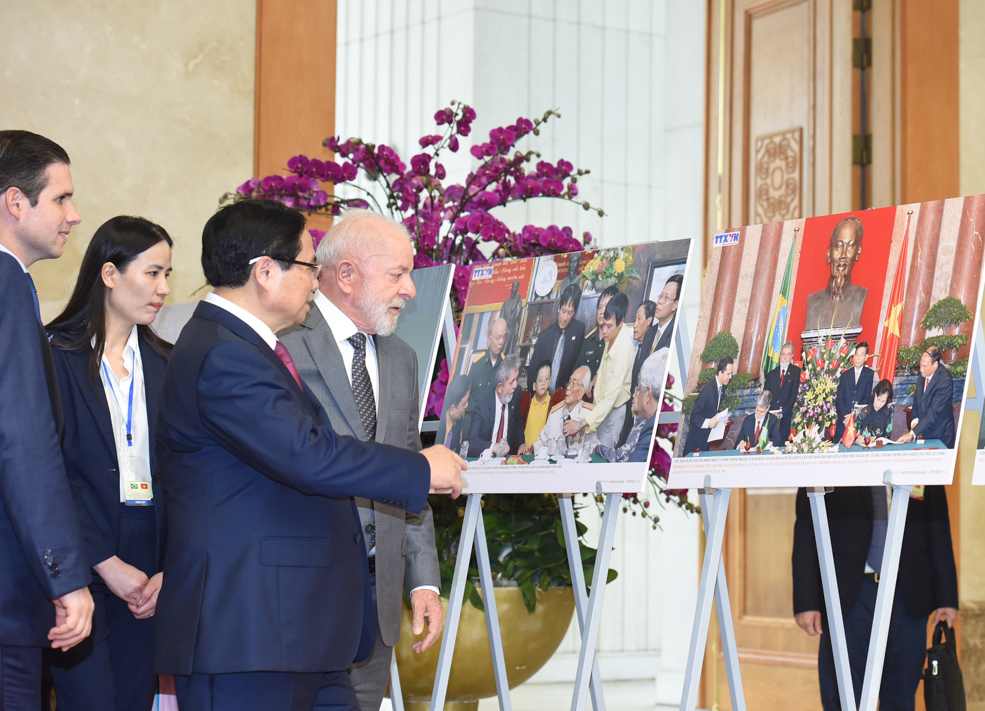 Thủ tướng Phạm Minh Chính và Tổng thống Brazil Luiz Inacio Lula da Silva xem trưng bày ảnh về hợp tác giữa hai nước.