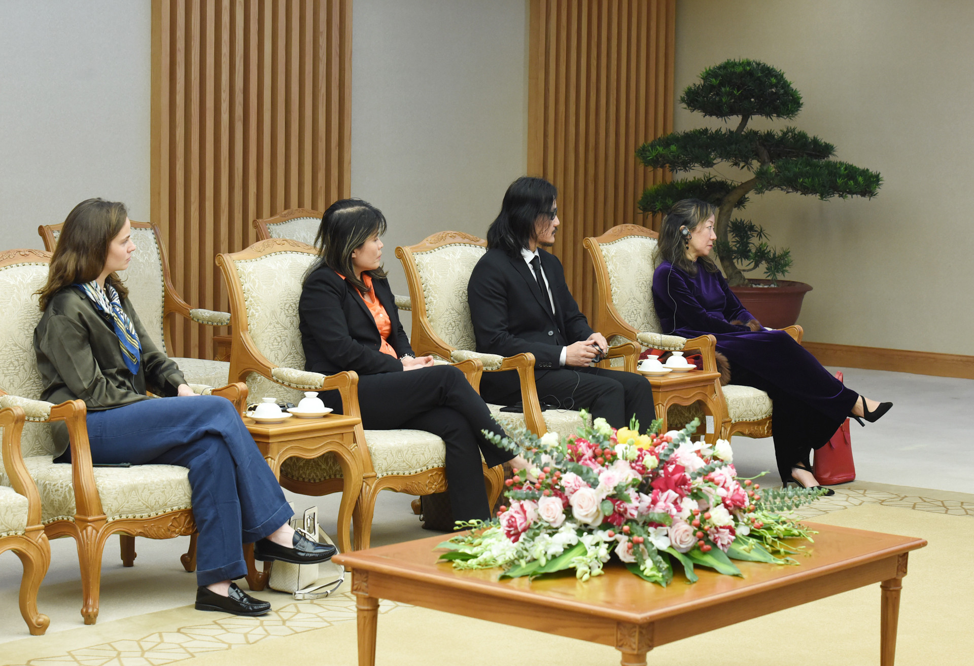 Các thành viên đi cùng ông Nicolas Berggruen tham dự buổi tiếp.