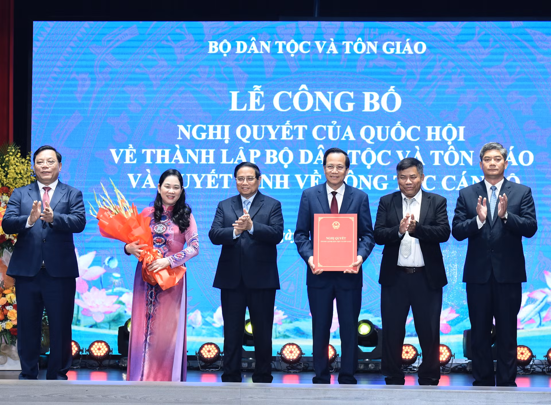 Thủ tướng Phạm Minh Chính trao Quyết định thành lập Bộ Dân tộc và Tôn giáo cho lãnh đạo Bộ. Thủ tướng Phạm Minh Chính trao Quyết định thành lập Bộ Dân tộc và Tôn giáo cho lãnh đạo Bộ.