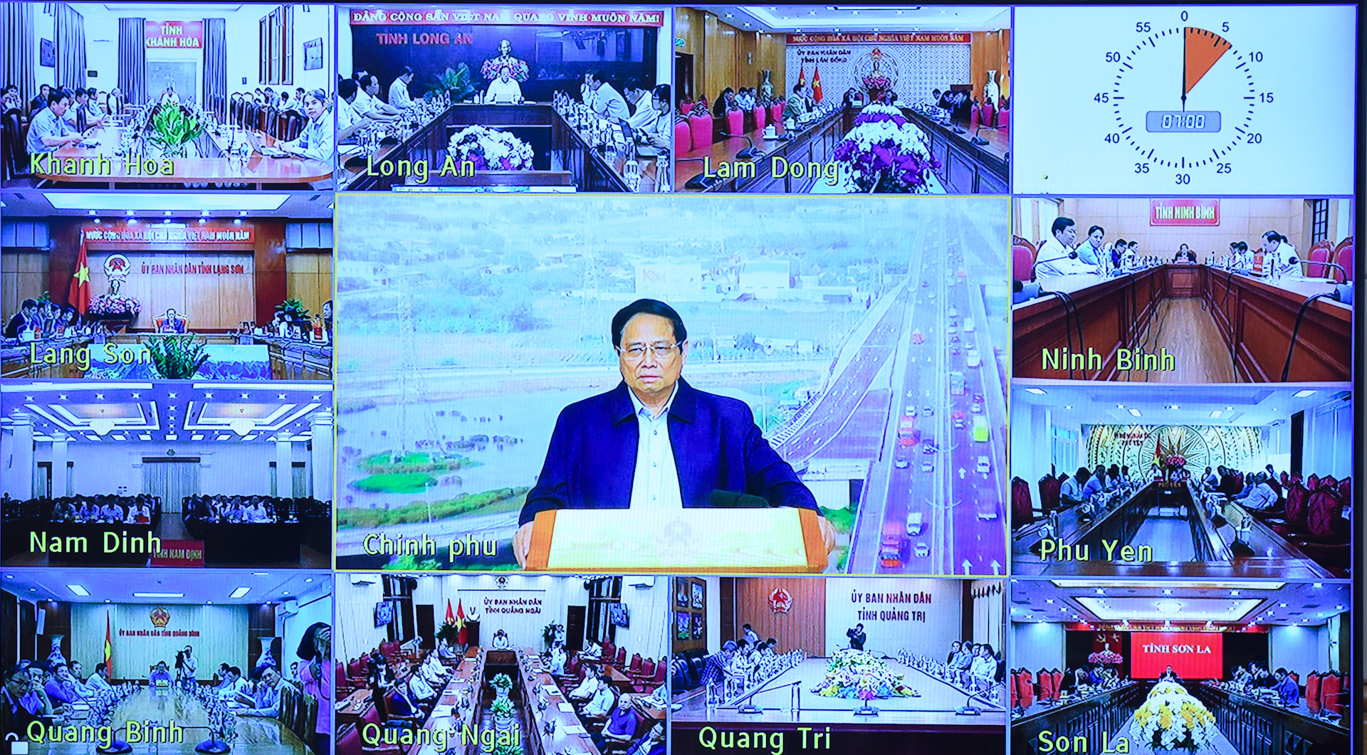 Phiên họp được tổ chức dưới hình thức trực tiếp và trực tuyến với các địa phương. Phiên họp được tổ chức dưới hình thức trực tiếp và trực tuyến với các địa phương.