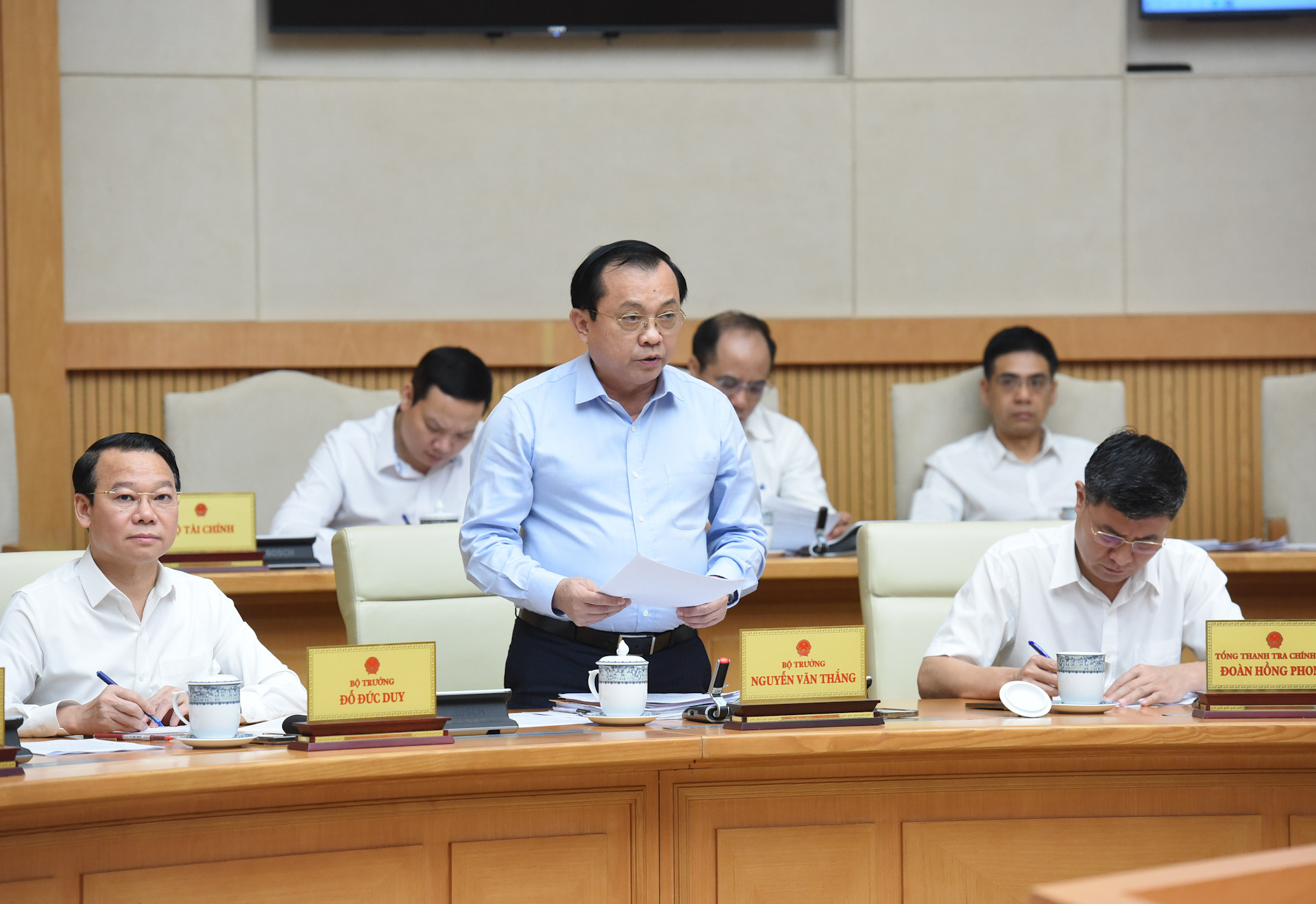 Thứ trưởng Bộ Tài chính Lê Tấn Cận phát biểu.