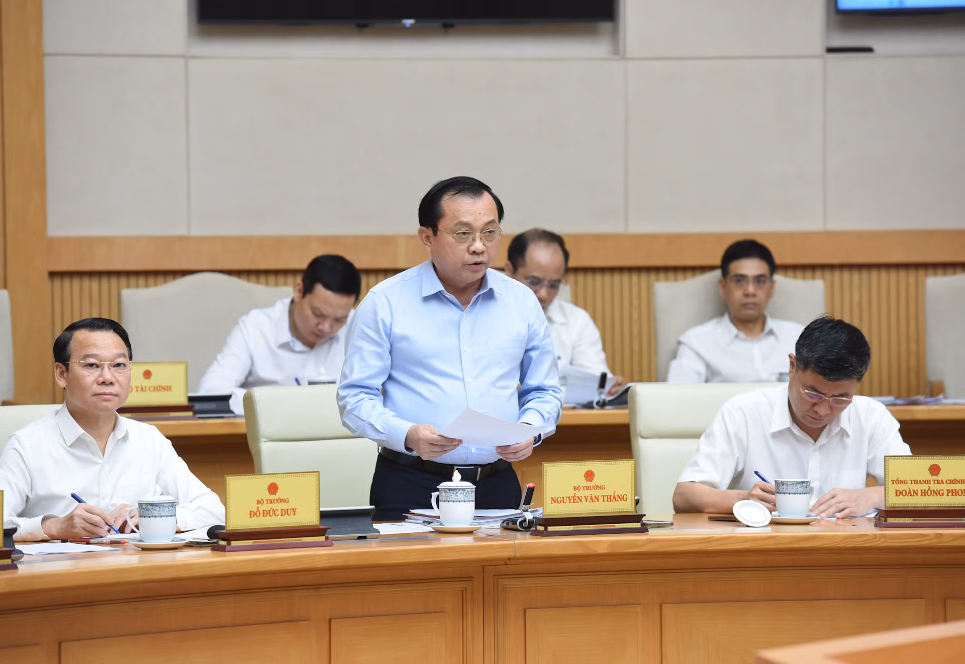 Thứ trưởng Bộ Tài chính Lê Tấn Cận phát biểu.