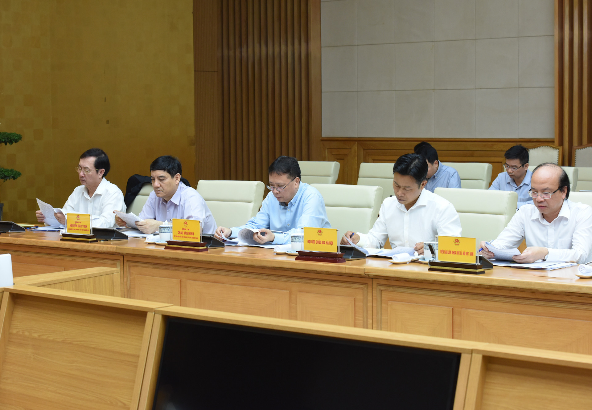 Đại diện lãnh đạo các bộ, ban, ngành tham dự phiên họp.