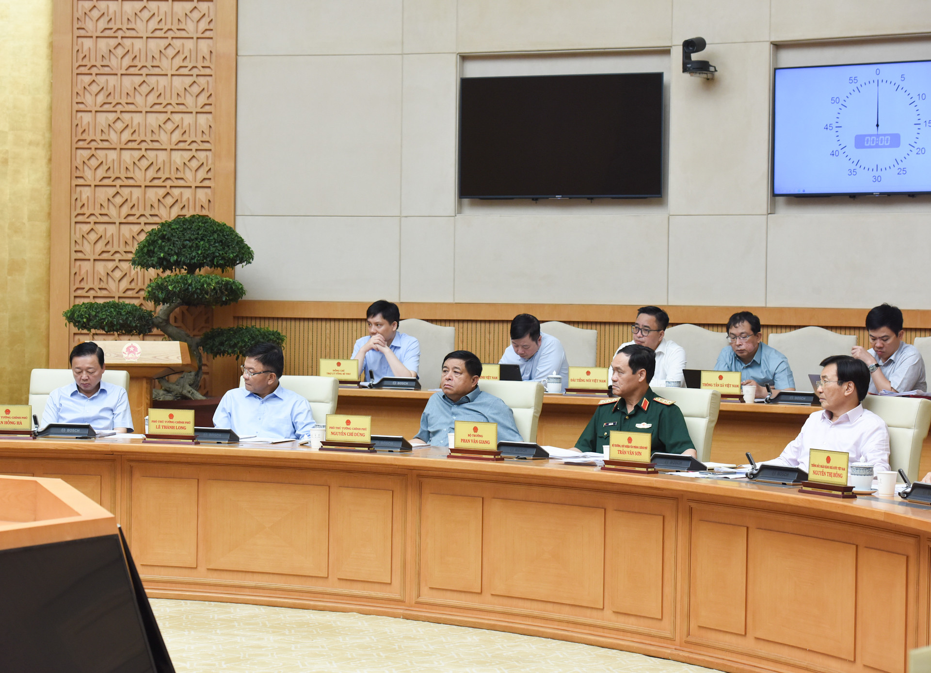 Các đồng chí Phó Thủ tướng, đại diện lãnh đạo các ban, bộ, ngành tham dự phiên họp.