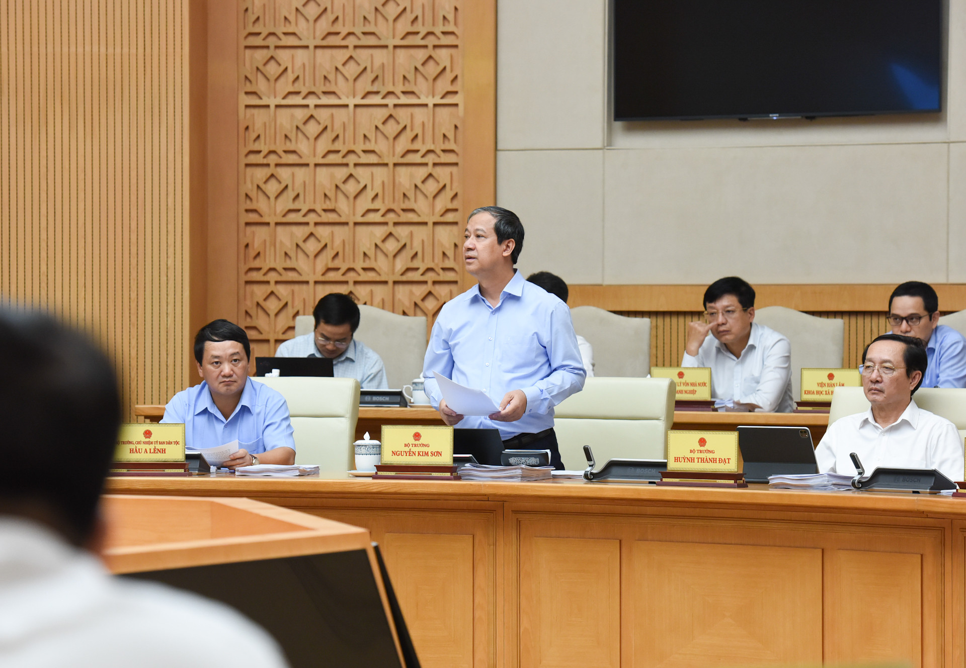 Bộ trưởng Giáo dục và Đào tạo Nguyễn Kim Sơn phát biểu tại phiên họp.