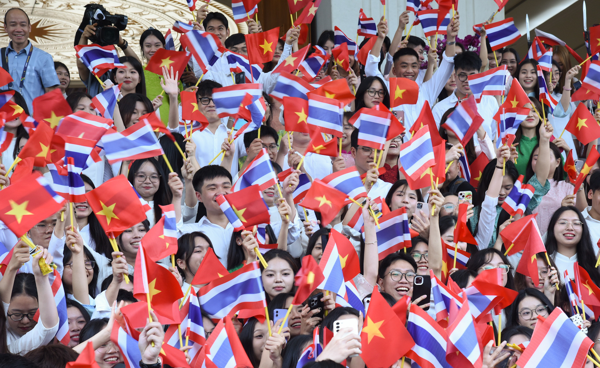 Người dân Thủ đô vẫy chào hai Thủ tướng.