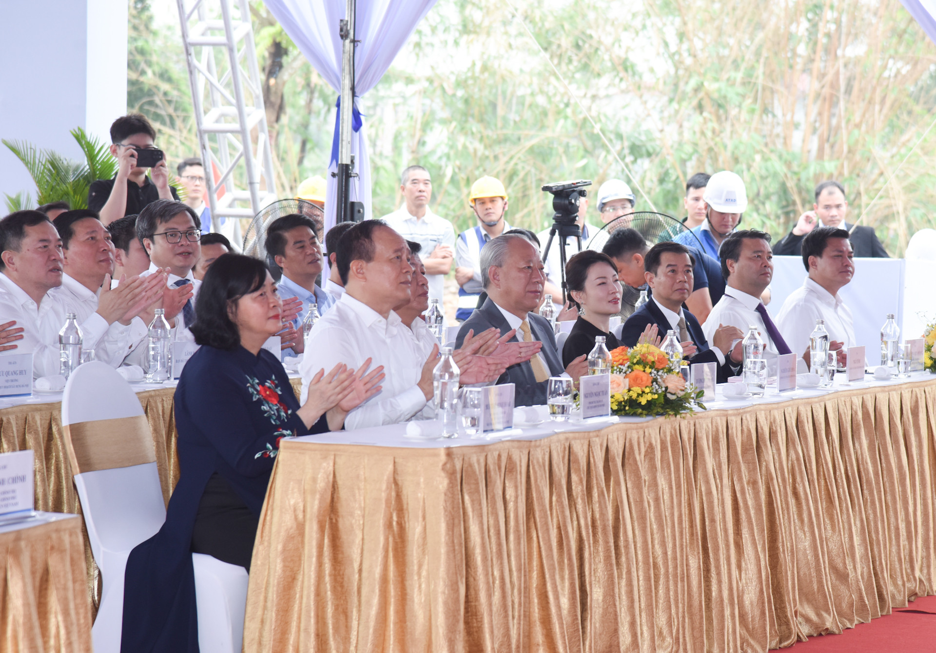 Các đại biểu tham dự lễ khởi công.