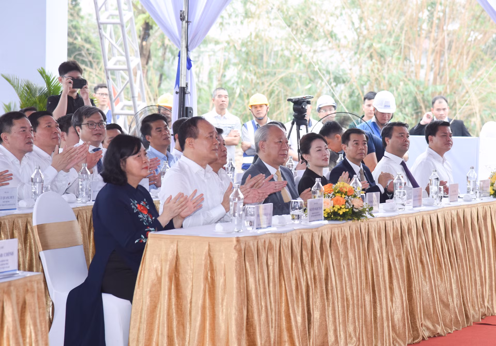 Các đại biểu tham dự lễ khởi công.