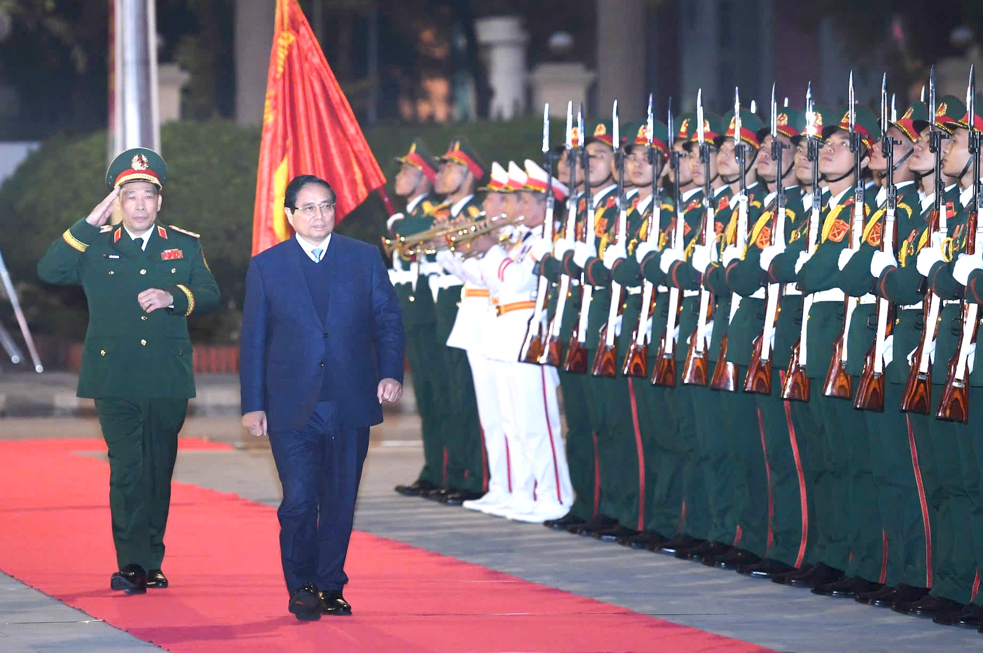 Thủ tướng Phạm Minh Chính duyệt đội danh dự của Học viện Quốc phòng.