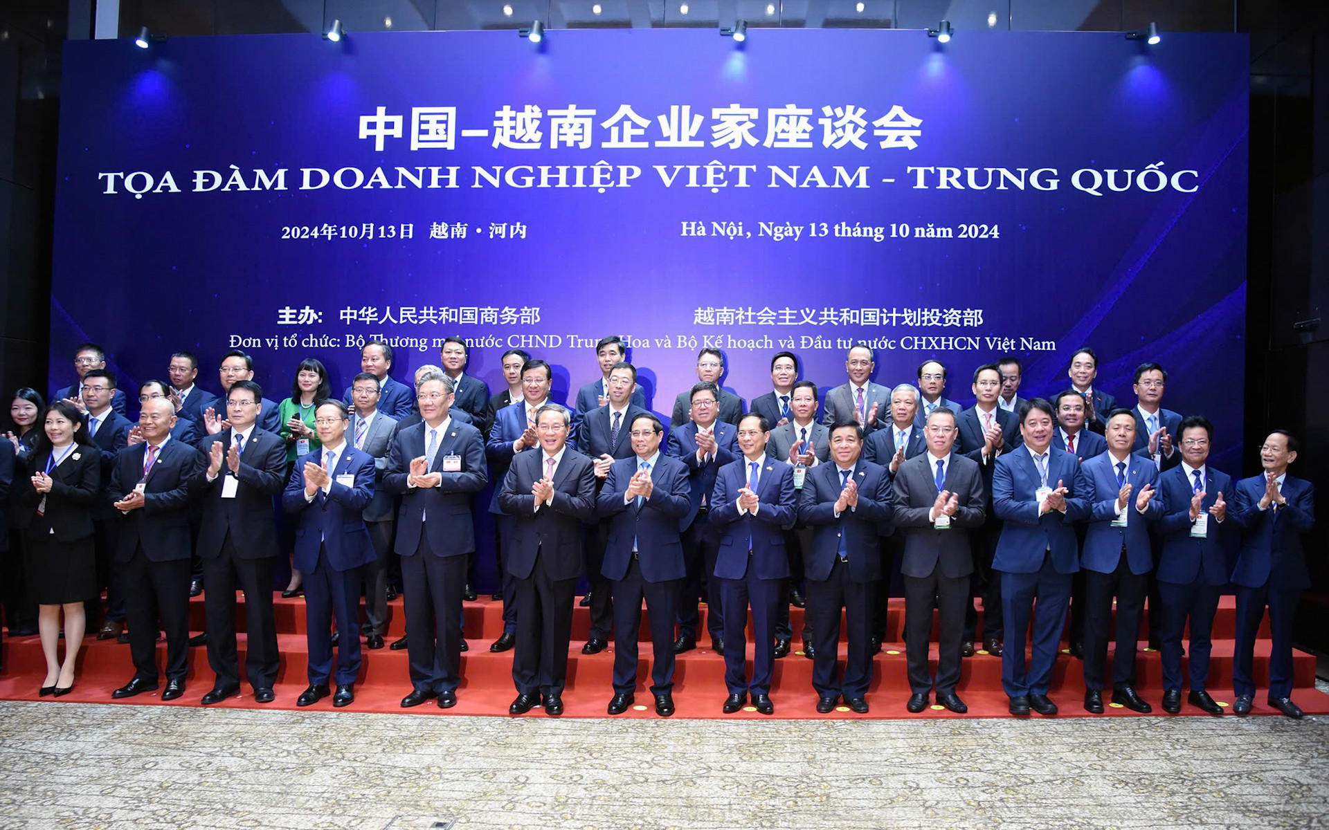 Thủ tướng Phạm Minh Chính và Thủ tướng Lý Cường với các đại biểu tham dự tọa đàm doanh nghiệp Việt Nam-Trung Quốc.