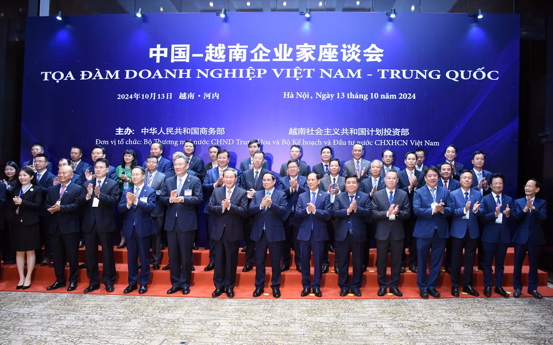 Thủ tướng Phạm Minh Chính và Thủ tướng Lý Cường với các đại biểu tham dự tọa đàm doanh nghiệp Việt Nam-Trung Quốc.