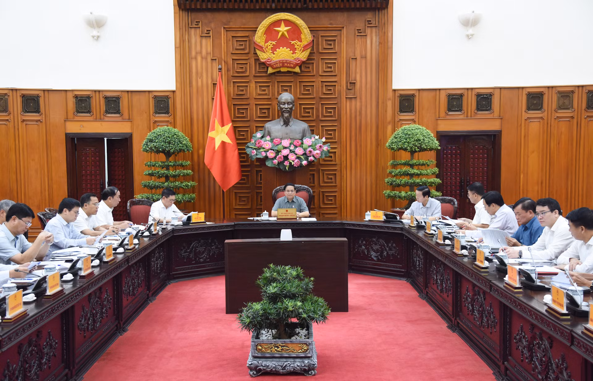 Thủ tướng Phạm Minh Chính chủ trì họp Thường trực Chính phủ về bảo đảm cung ứng điện, năng lượng.