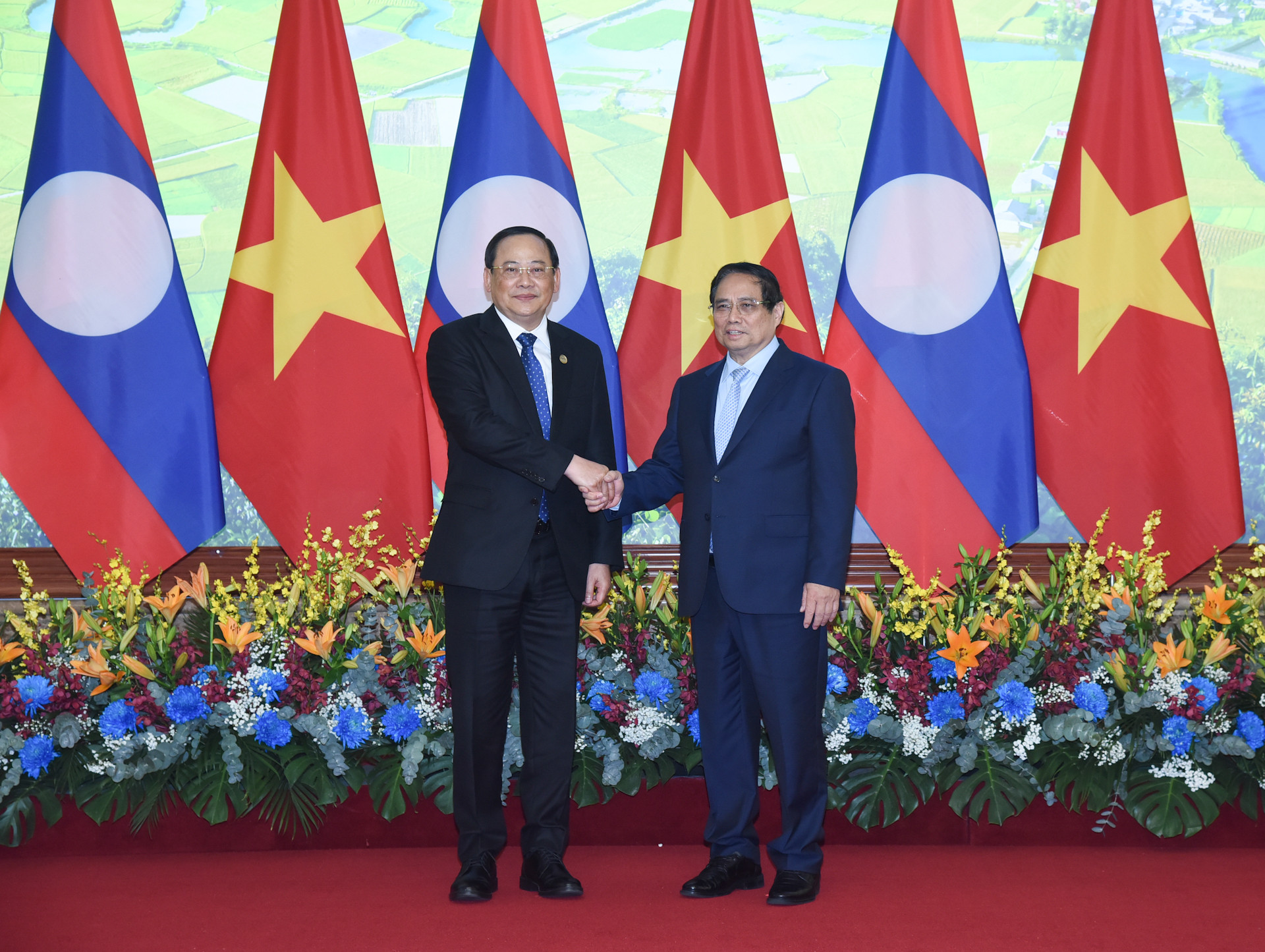 Thủ tướng Phạm Minh Chính và Thủ tướng Chính phủ nước Cộng hòa Dân chủ Nhân dân Lào Sonexay Siphandone.