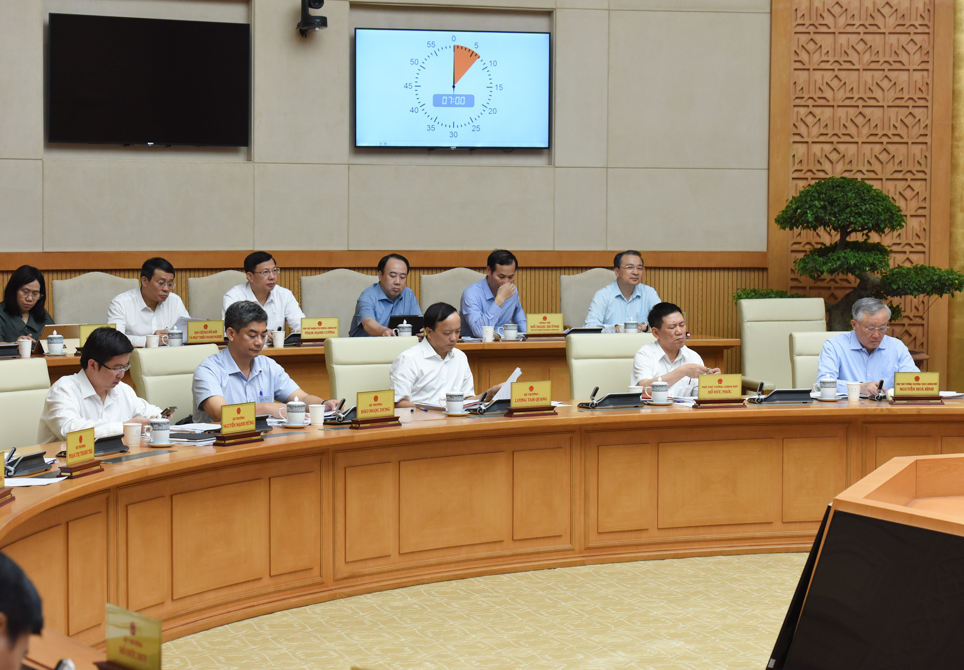 Các đồng chí Phó Thủ tướng, đại diện lãnh đạo các ban, bộ, ngành tham dự phiên họp.