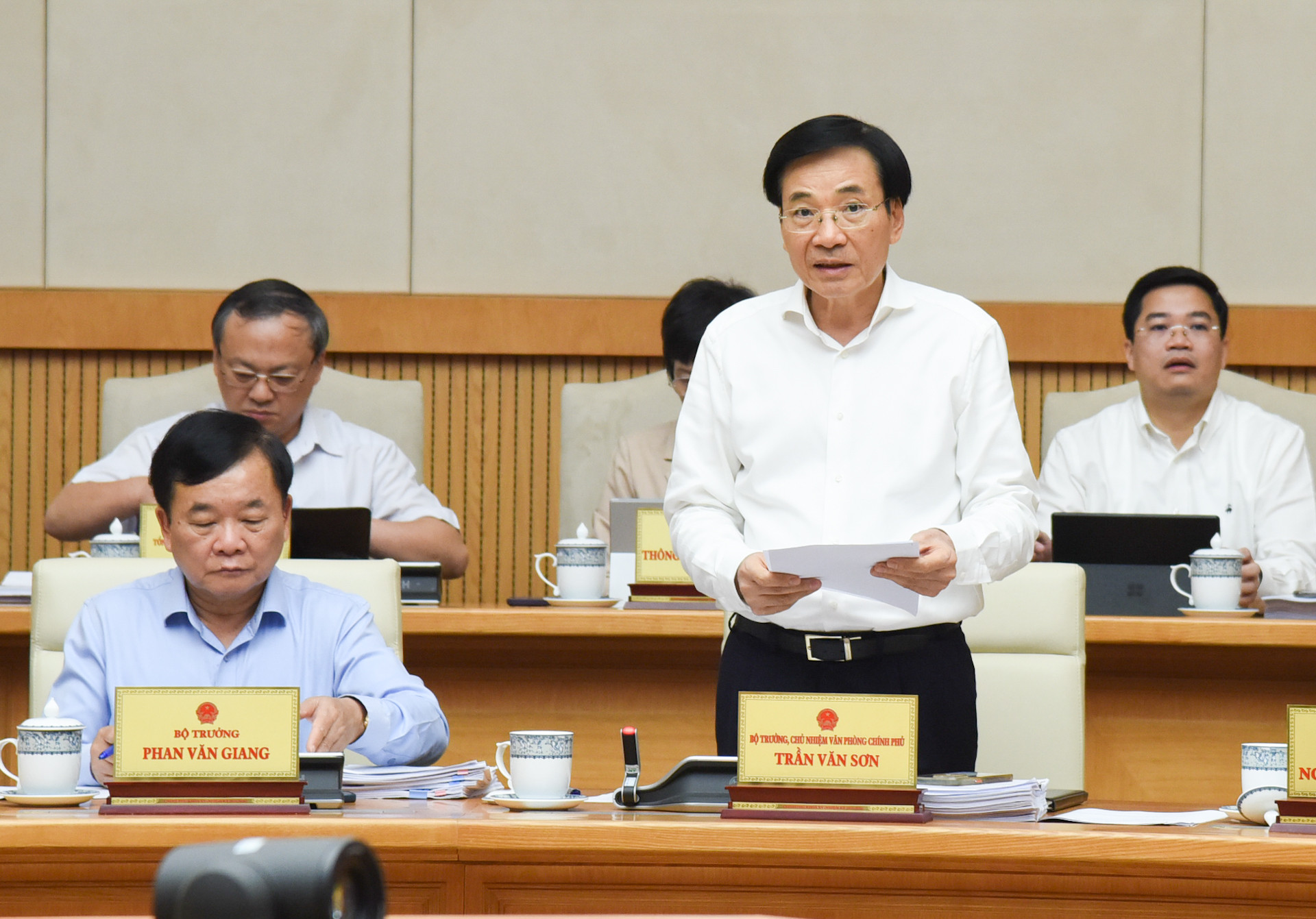 Bộ trưởng Chủ nhiệm Văn phòng Chính phủ Trần Văn Sơn phát biểu tại phiên họp.