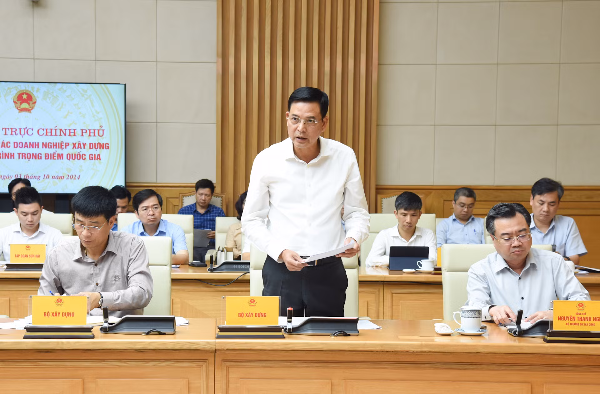 Thứ trưởng Xây dựng Bùi Xuân Dũng báo cáo tình hình triển khai xây dựng các công trình trọng điểm quốc gia.