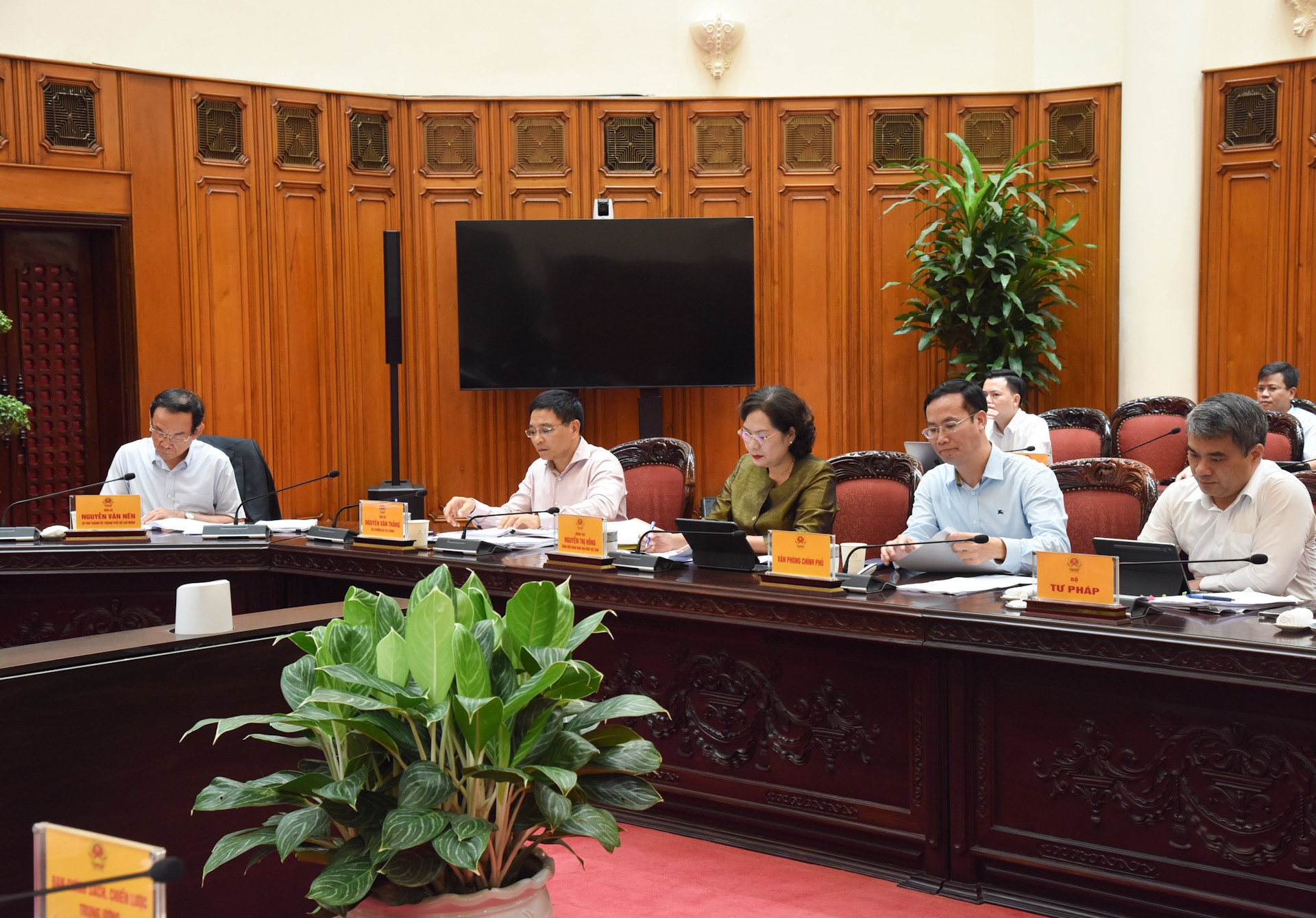 [Ảnh] Thủ tướng Phạm Minh Chính chủ trì họp về dự thảo Nghị quyết của Quốc hội về Trung tâm tài chính quốc tế tại Việt Nam ảnh 2