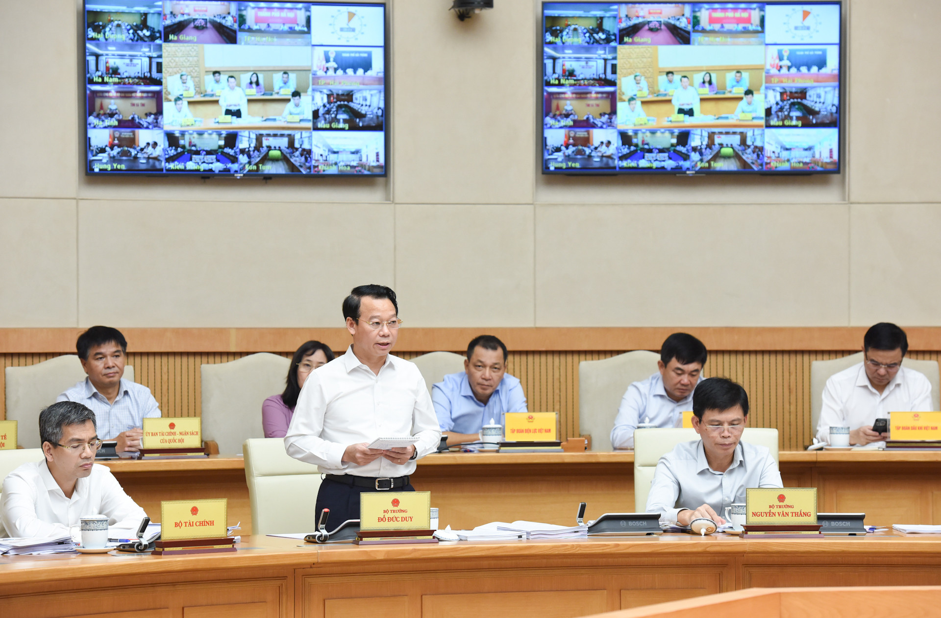 Bộ trưởng Tài nguyên và Môi trường Đỗ Đức Duy phát biểu tại phiên họp.