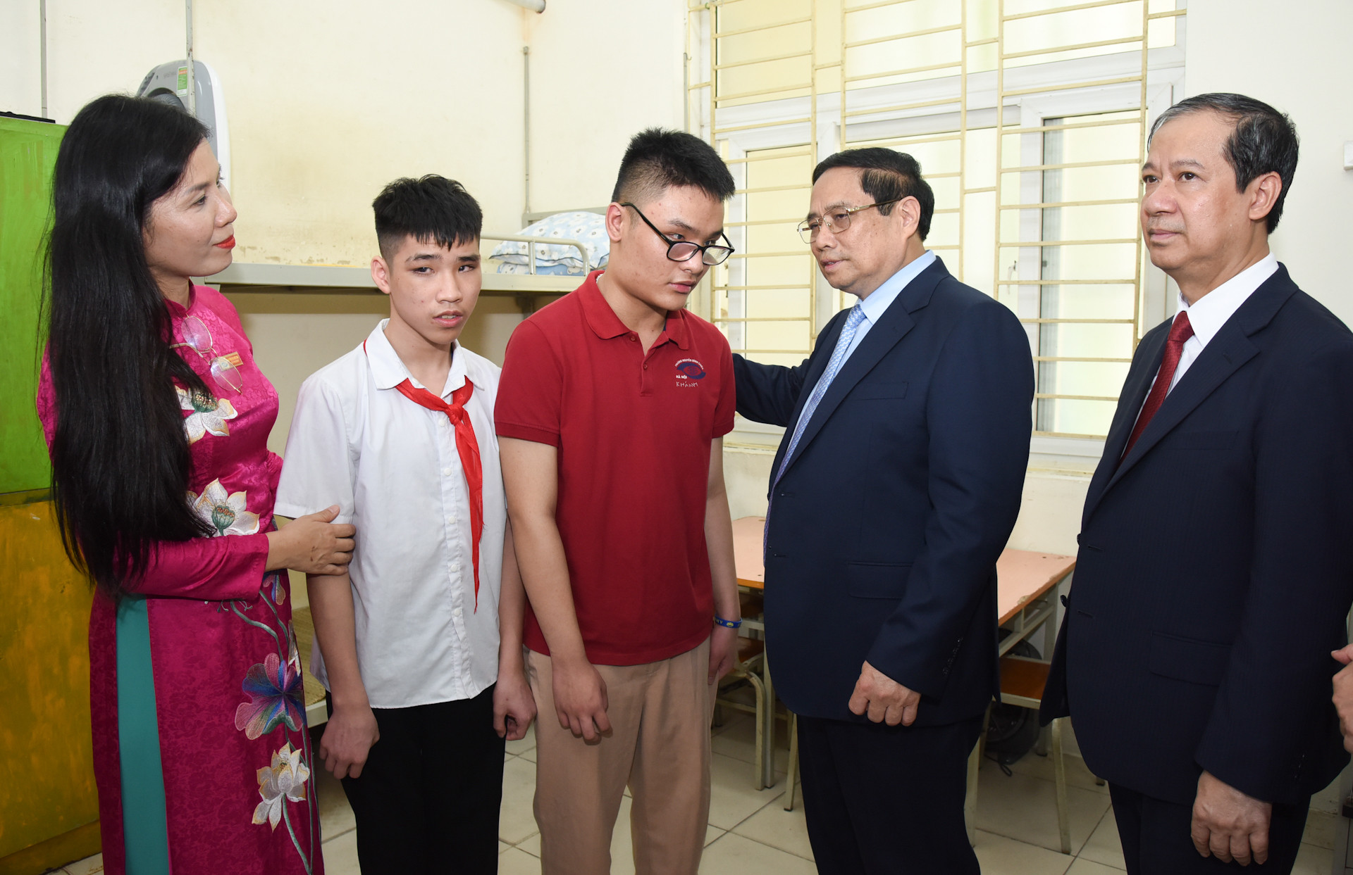 Thủ tướng động viên các cháu học sinh có hoàn cảnh khó khăn tại Trường Phổ thông cơ sở Nguyễn Đình Chiểu.