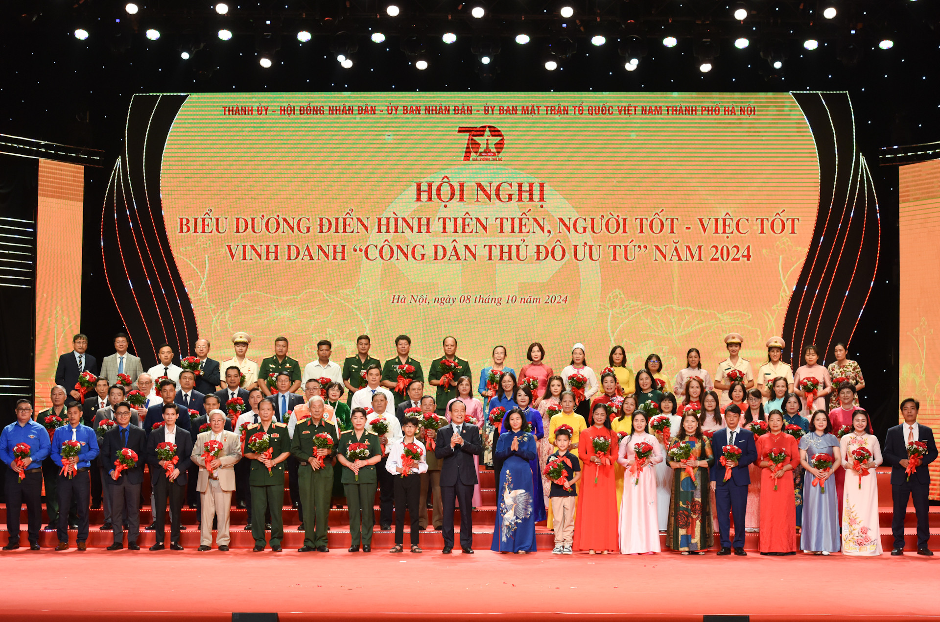 Phó Bí thư Thường trực Thành ủy Hà Nội Nguyễn Thị Tuyến và Phó Bí thư Thành ủy, Chủ tịch Hội đồng nhân dân thành phố Hà Nội Nguyễn Ngọc Tuấn biểu dương điển hình tiên tiến, người tốt, việc tốt năm 2024.