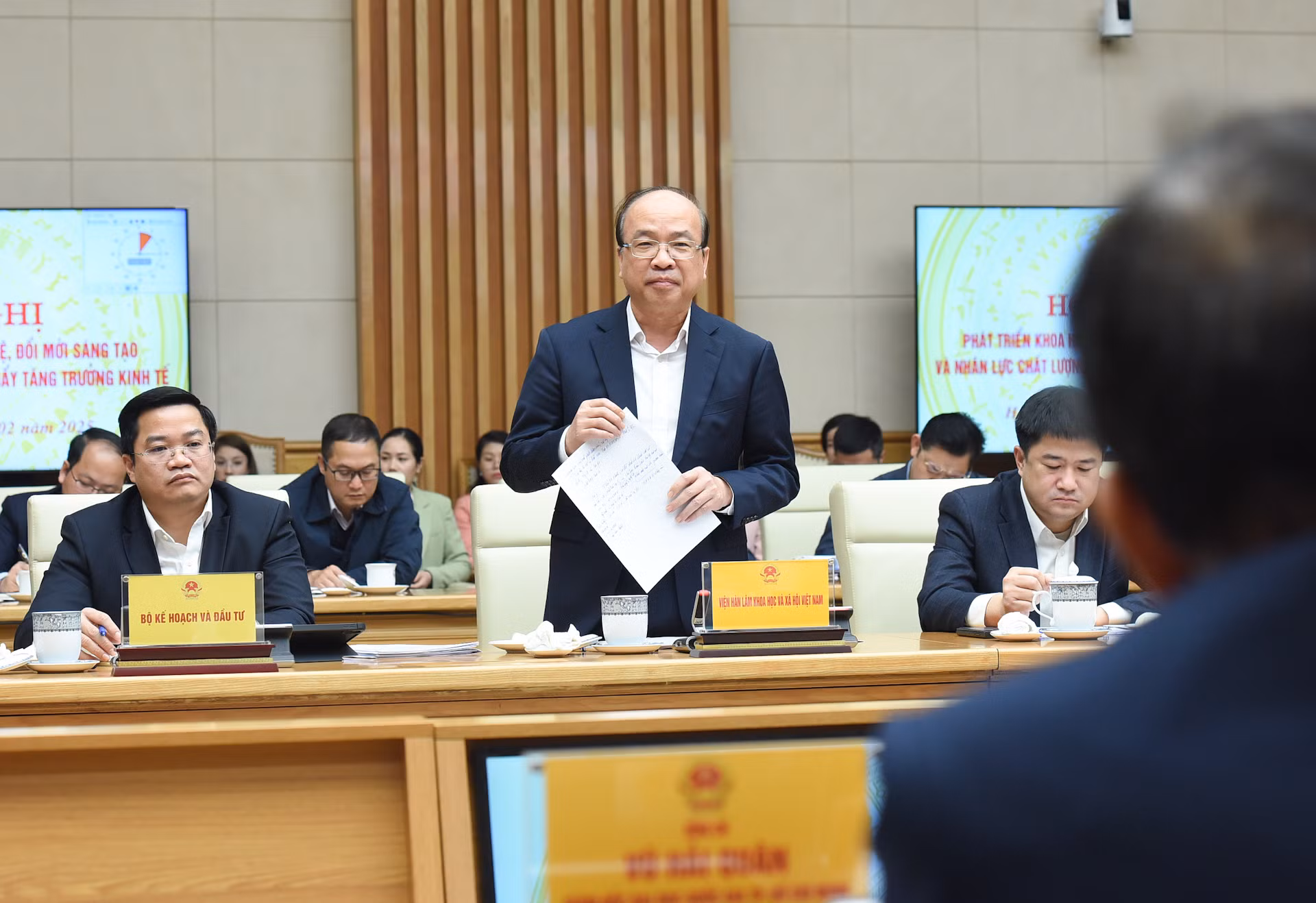 Chủ tịch Viện Hàn lâm Khoa học Xã hội Việt Nam Phan Chí Hiếu trình bày về xây dựng hoàn thiện thể chế pháp luật để phát triển khoa học-công nghệ, đổi mới sáng tạo và chuyển đổi số, nhân lực chất lượng cao.