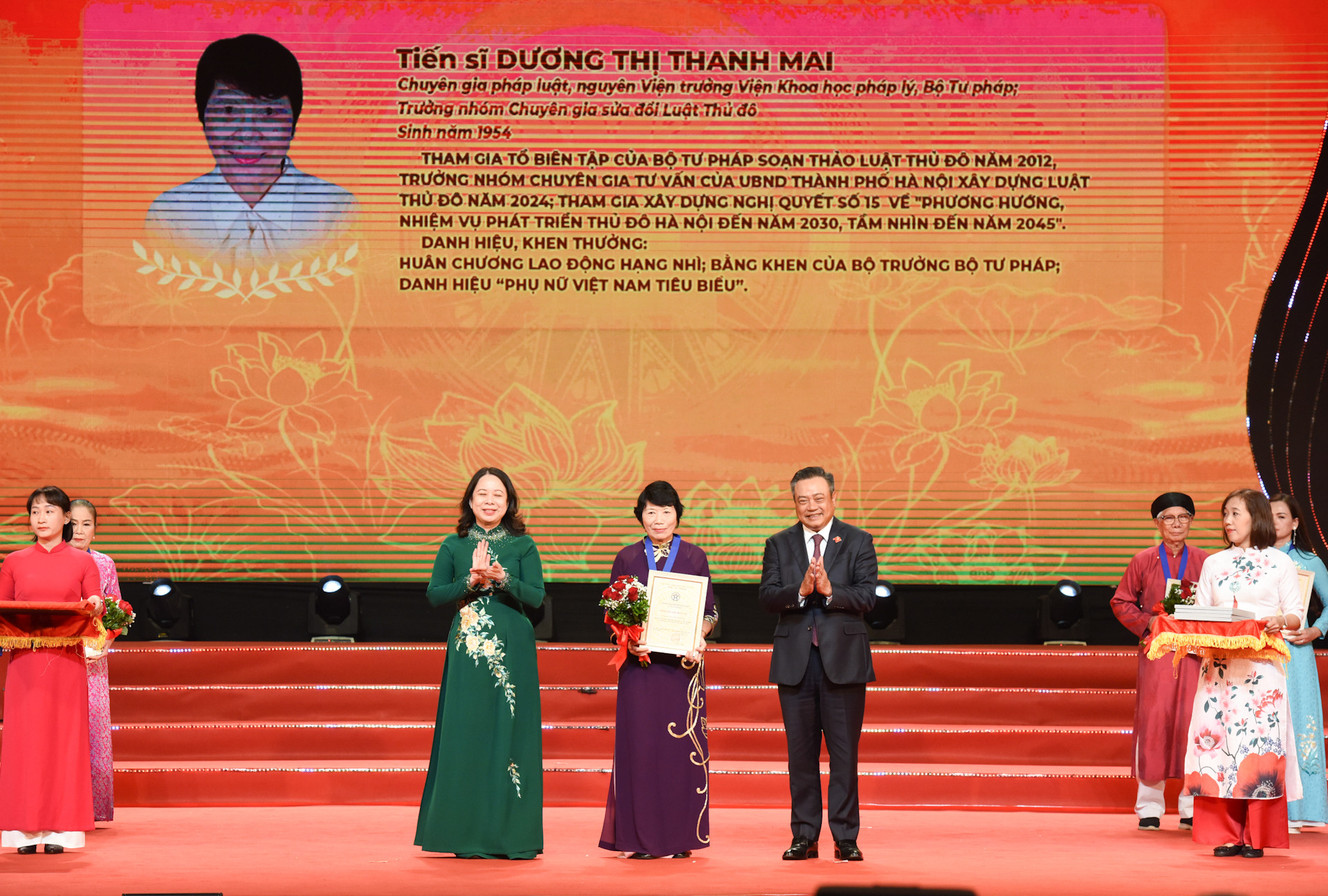 Phó Chủ tịch nước Võ Thị Ánh Xuân, Phó Chủ tịch Thứ nhất Hội đồng Thi đua-Khen thưởng Trung ương và Chủ tịch Ủy ban nhân dân, Chủ tịch Hội đồng Thi đua-Khen thưởng thành phố Hà Nội Trần Sỹ Thanh vinh danh Tiến sĩ Dương Thị Thanh Mai, nguyên Viện trưởng Viện Khoa học pháp lý-Bộ Tư pháp, Trưởng nhóm Chuyên gia sửa đổi Luật Thủ đô là "Công dân Thủ đô ưu tú" năm 2024.