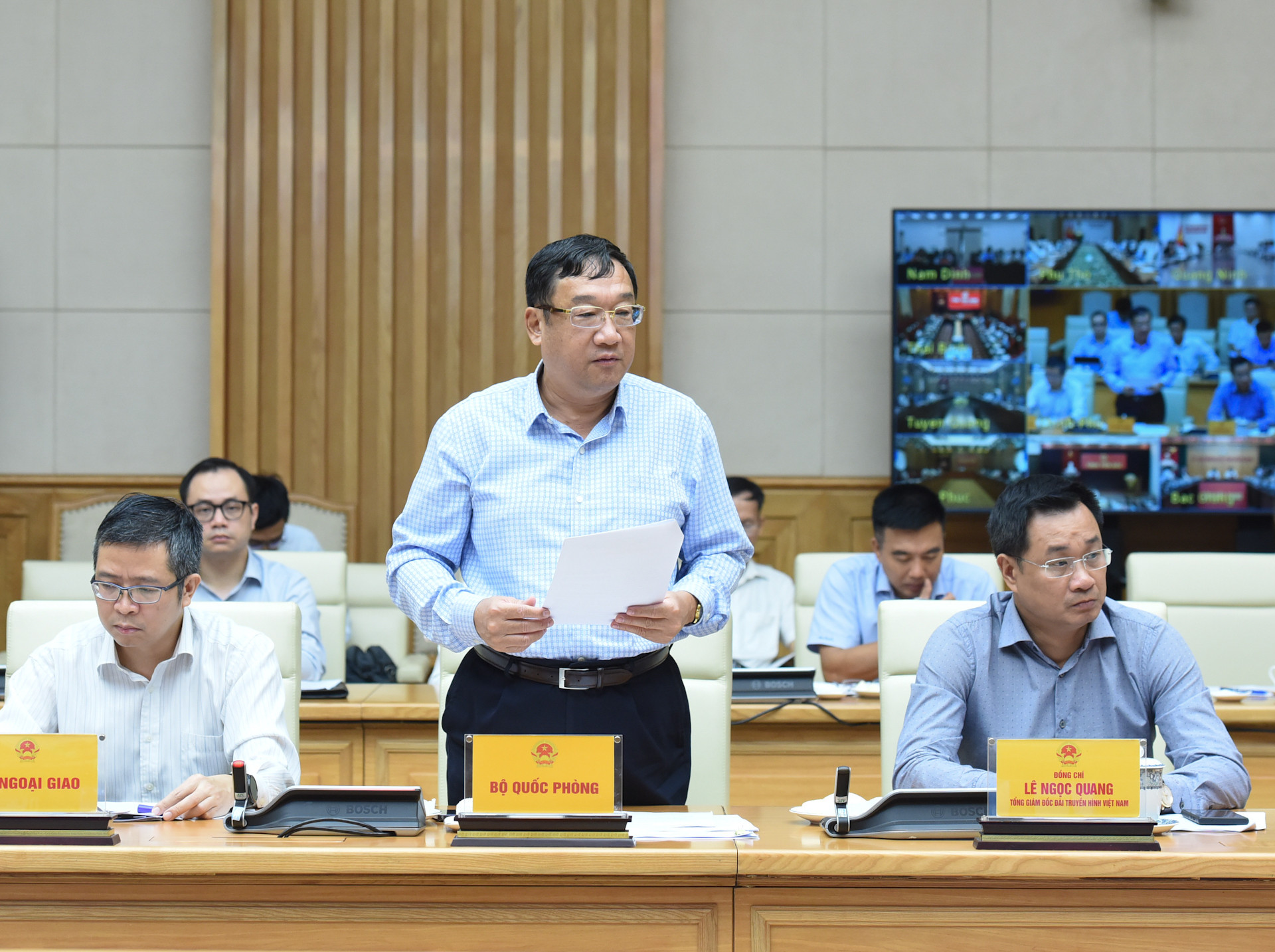 Thượng tướng Phạm Hoài Nam, Thứ trưởng Bộ Quốc phòng: Bộ Quốc phòng huy động trên 350.000 cán bộ, chiến sĩ và trên 5.000 phương tiện; gần 2.000 tàu thuyền và 6 máy bay, trực thăng để chi viện, hỗ trợ cho nhân dân vùng khó khăn.