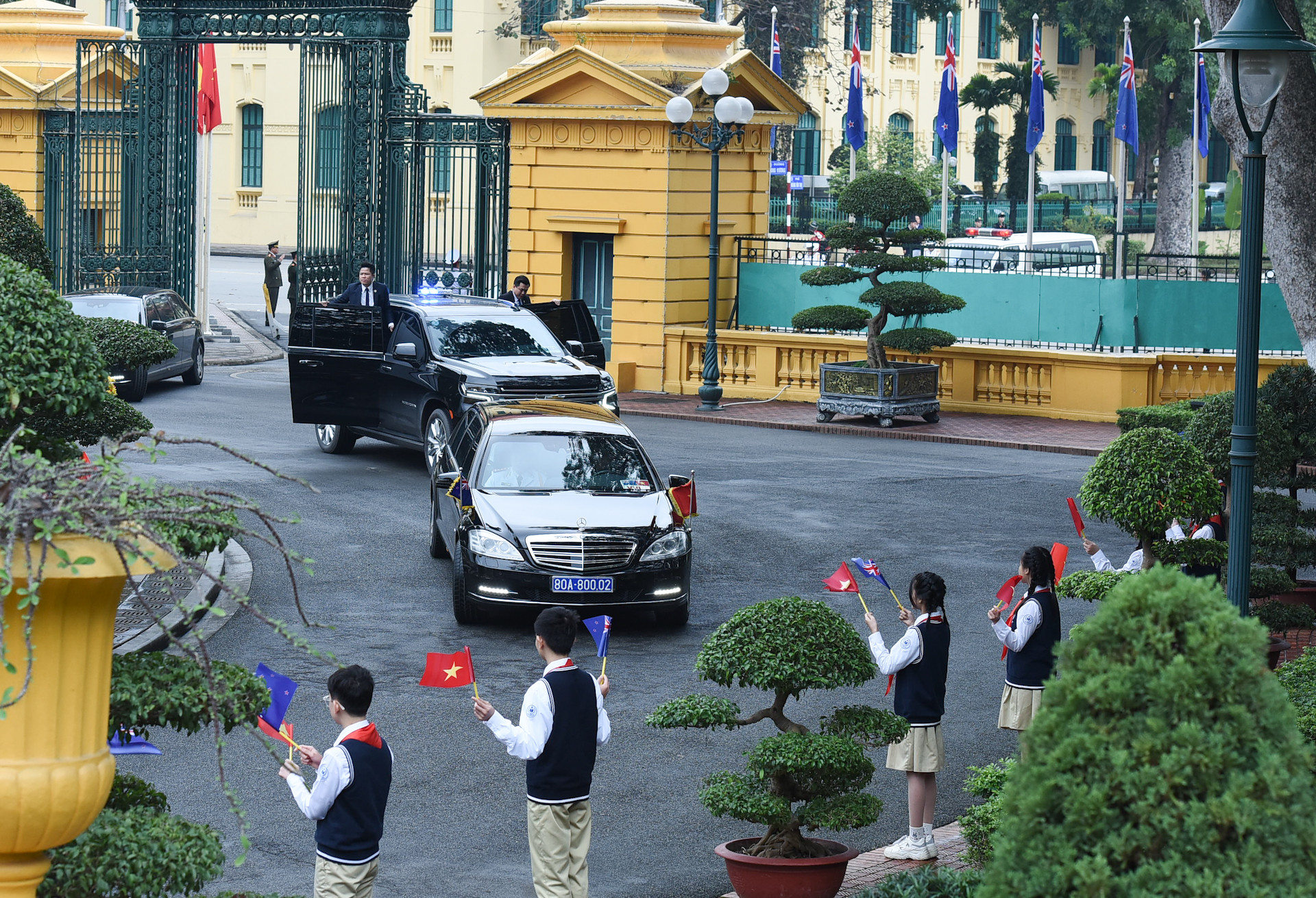 Đoàn xe đưa Thủ tướng New Zealand Christopher Luxon đến Phủ Chủ tịch.