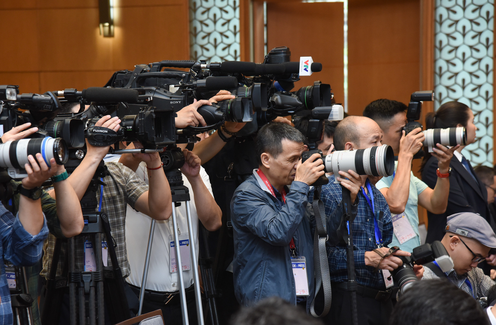 Các cơ quan thông tấn báo chí chứng kiến và đưa tin sự kiện.