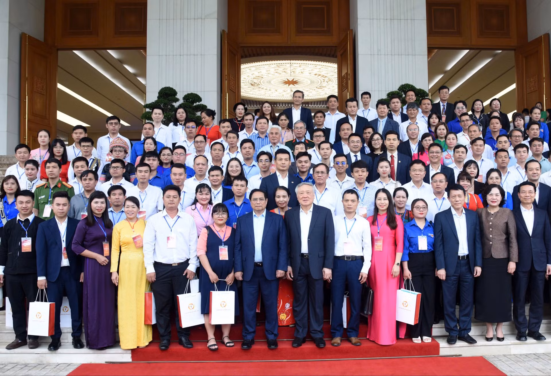 Thủ tướng Phạm Minh Chính với các đại biểu.