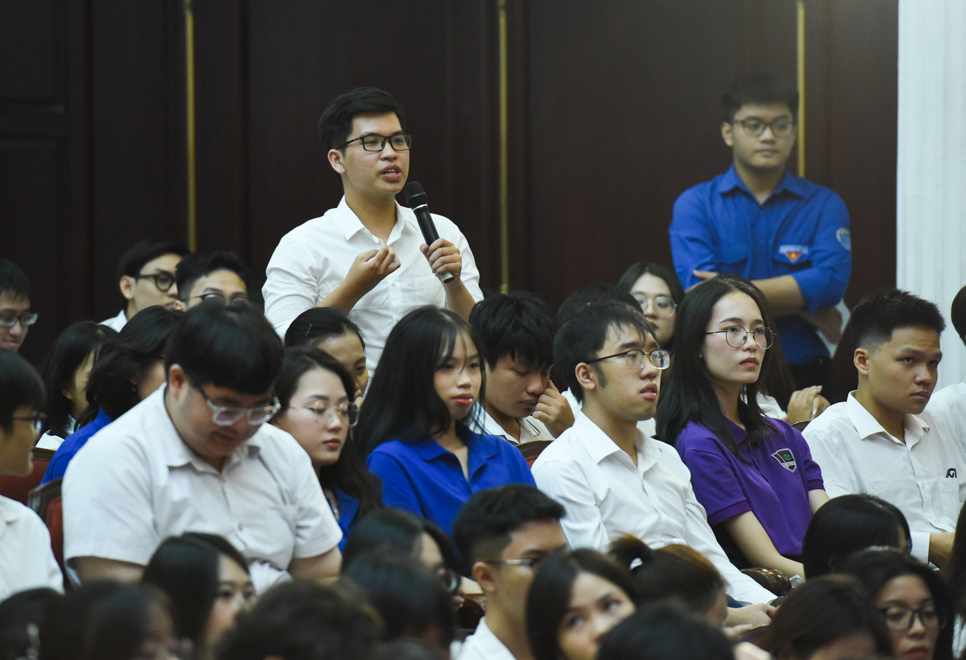 Sinh viên trường Đại học Quốc gia đặt câu hỏi với Giáo sư Klaus Schwab, Nhà sáng lập kiêm Chủ tịch Diễn đàn Kinh tế thế giới (WEF).